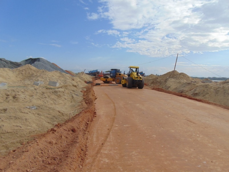 Dự án đang được thi công hạ tầng đường giao thông.