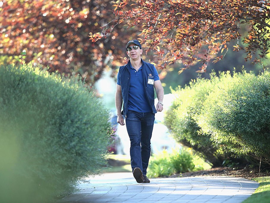 Ngoài ra ông còn có niềm yêu thích đặc biệt với các xe thức ăn di động (food trucks). Trong một bài chia sẻ với Business Insider năm 2014, Bezos tiết lộ rằng có rất nhiều xe thức ăn di động ở bên ngoài trụ sở Amazon. “Điều đó thực sự nằm ngoài tầm kiểm soát”, ông hài hước chia sẻ.