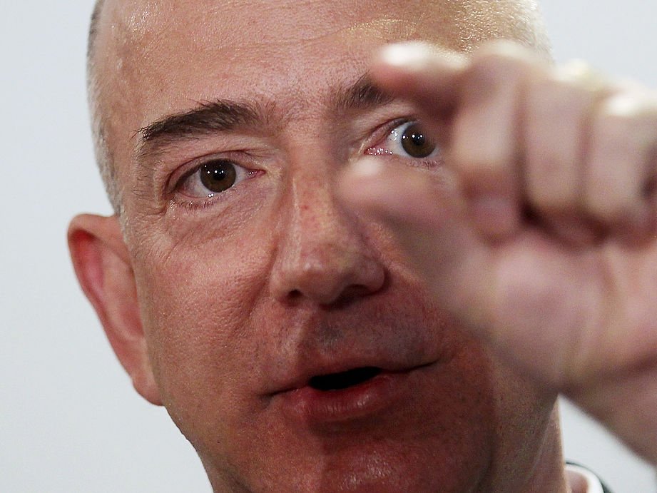 Bezos là một ông chủ nóng tính; tuy nhiên có tin đồn rằng ông đã phải thuê một cố vấn điều hành để giúp ông “kiềm chế hơn”.