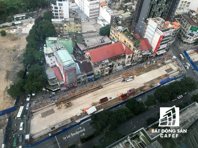 
Khu vực trước Bệnh viện Sài Gòn - chợ Bến Thành đang là đại công trường thi công nhà ga ngầm tuyến metro và dự án của Bitexco trong tương lai sẽ kết nối thông suốt với các nhà ga này

