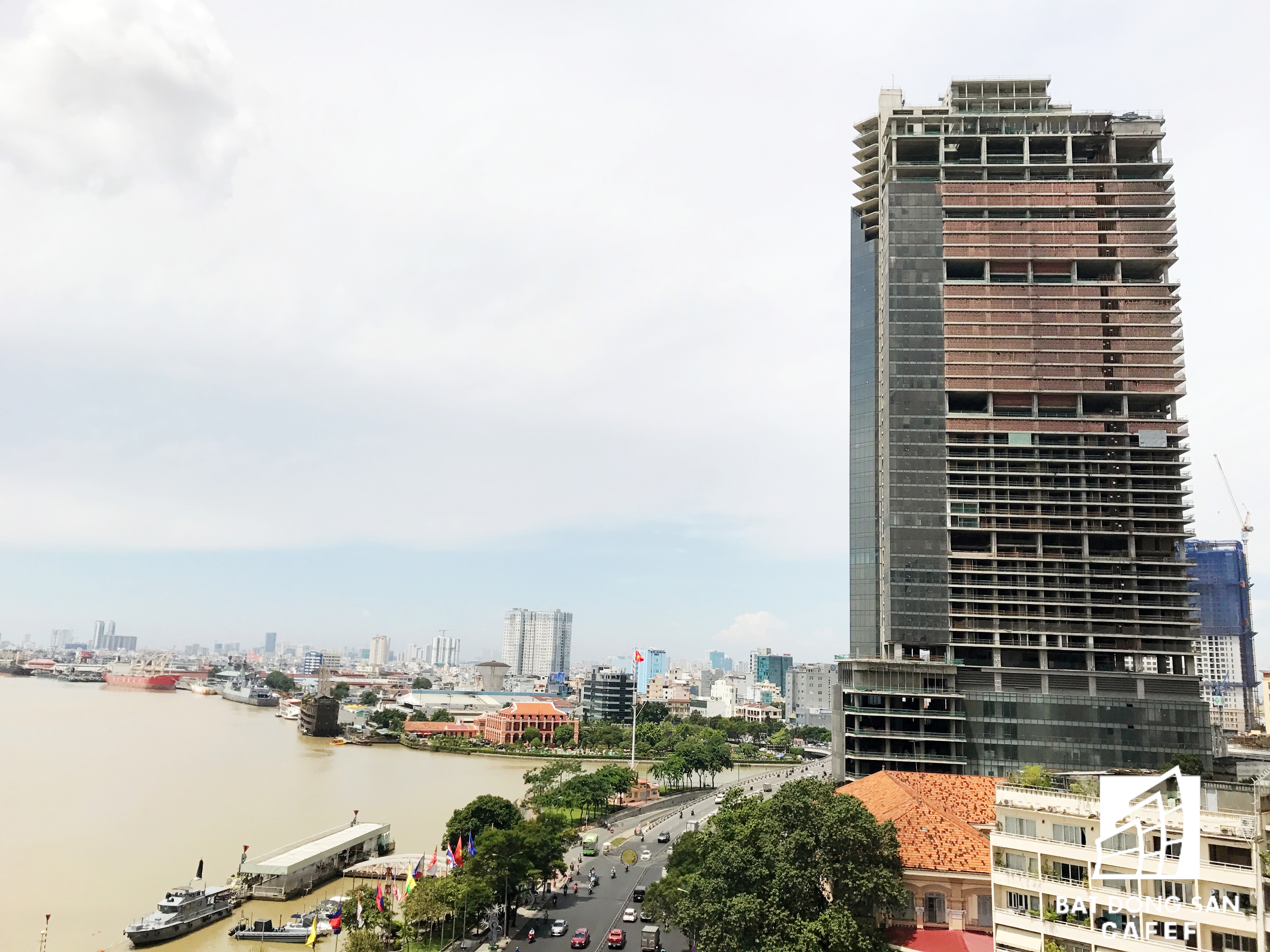 Chủ đầu tư dự án là CTCP Địa ốc Sài Gòn M&C (nay là CTCP Sài Gòn One Tower), gồm các cổ đông sáng lập: CTCP M&C (49%), Tổng Công ty Du lịch Sài Gòn (Saigontourist) (30%), Ngân hàng TMCP Đông Á (6%), Công ty TNHH Chứng khoán Ngân hàng Đông Á (10%), CTCP Vàng bạc đá quý Phú Nhuận (5%).
