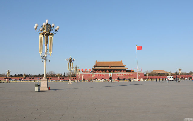 
Quảng trường Thiên An Môn, danh thắng nổi tiếng ở thủ đô Bắc Kinh, Trung Quốc, vắng người qua lại trong dịp tết cổ truyền, khi phần đông người dân về quê đón tết.
