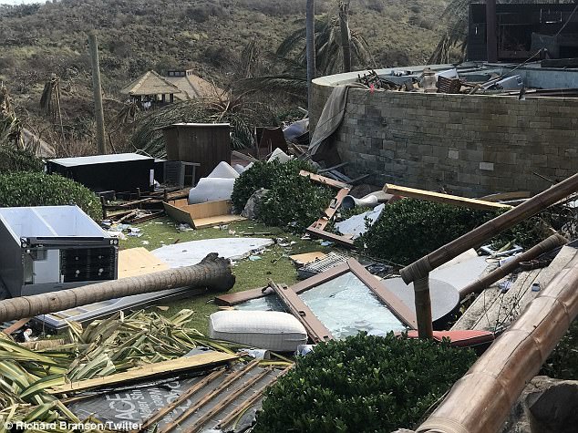 
Tỷ phú Richard Branson vừa công bố những bức ảnh chụp khu tư dinh của ông trên đảo Necker, nằm trong quần đảo Virgin thuộc Anh, nơi hứng chịu thiệt hại nặng nề của siêu bão Irma. Những bức ảnh cho thấy phần lớn ngôi nhà và cây cối xung quanh đều bị hư hại tới mức không thể nhận ra vì bão.
