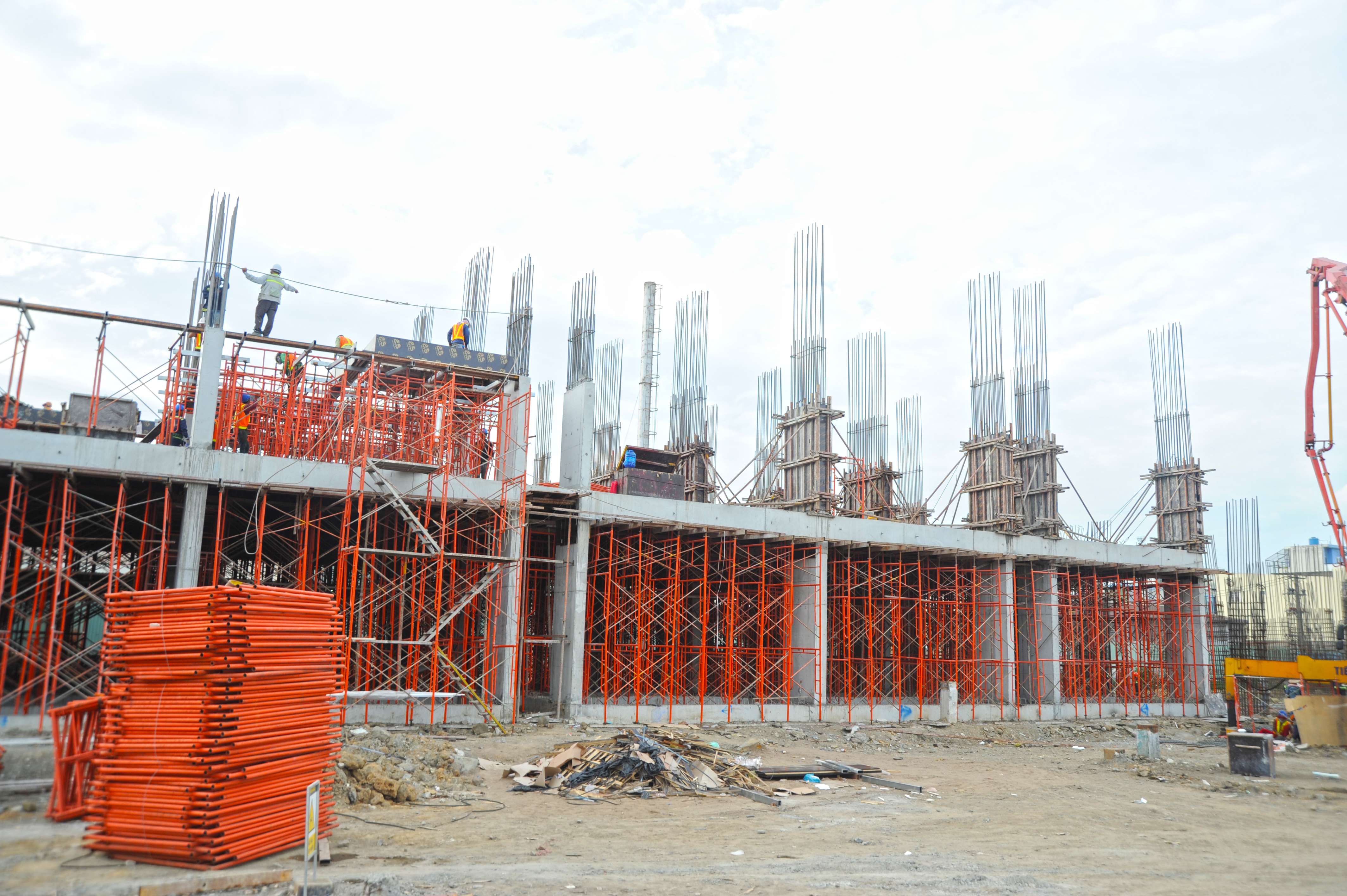 Toàn cảnh trên công trường thi công dự án nhà ở vừa túi tiền Him Lam Phú An ở quận 9. Hiện dự án đang được thi công đổ sàn tầng thứ 2