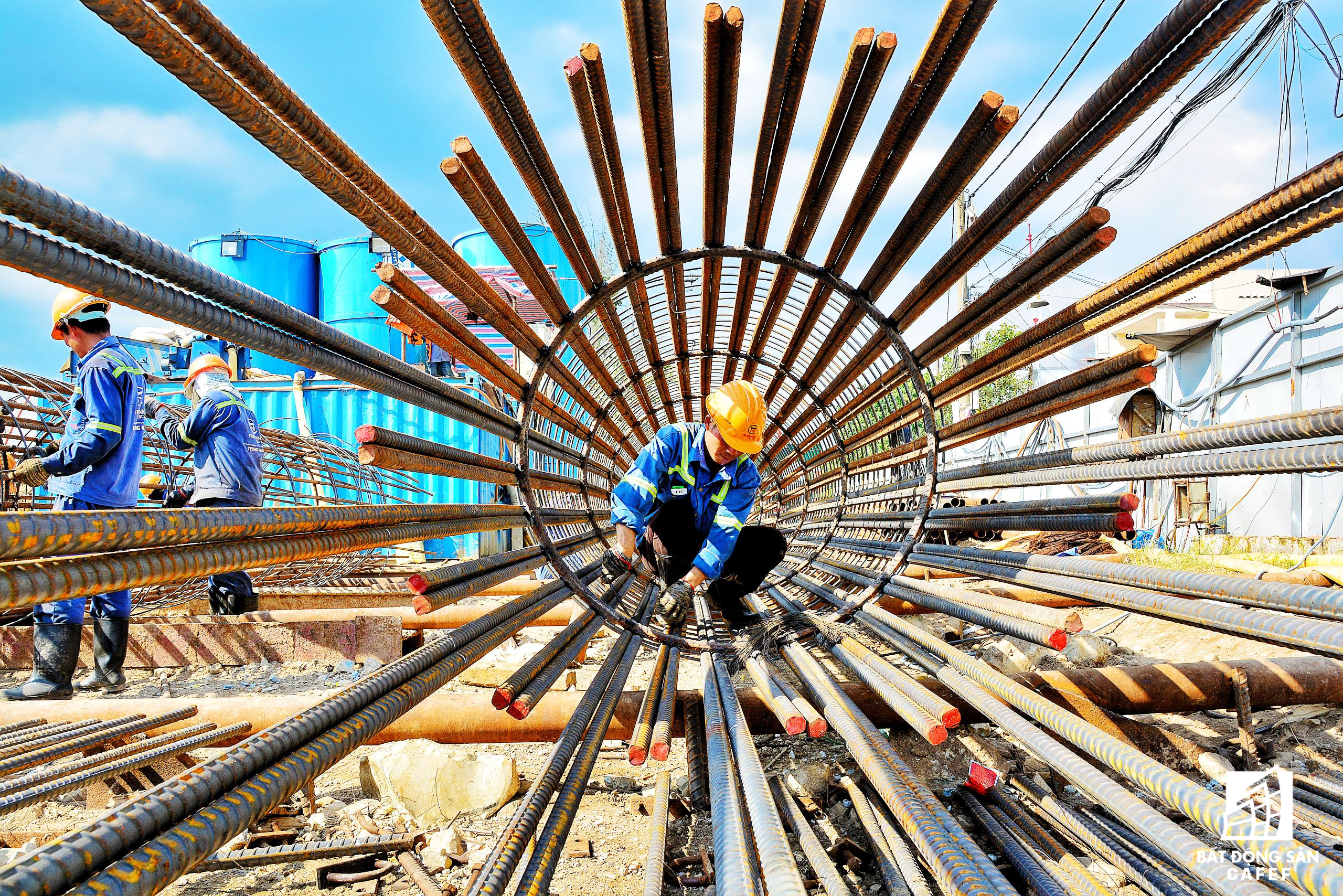 Trong mọi điều kiện nắng mưa, cả nghìn nhân công vẫn không ngưng tay