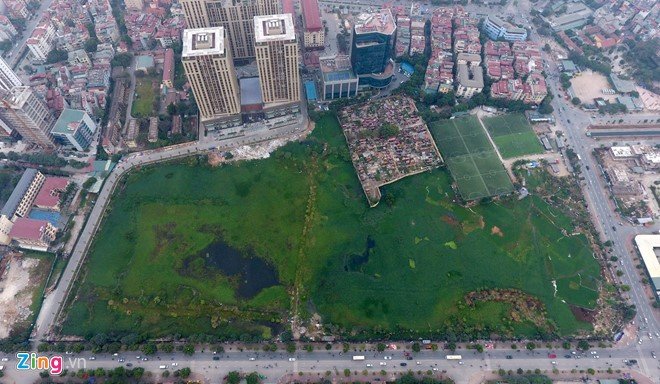 Hiện lối vào Home City được kết nối bằng đường tạm thuộc dự án công viên từ đường Nguyễn Chánh vào khu chung cư. Tuyến đường quy hoạch 21m chạy trước mặt chung cư và dự án công viên nối ra 2 đường Mạc Thái Tổ và Mạc Thái Tông chưa được xây dựng.