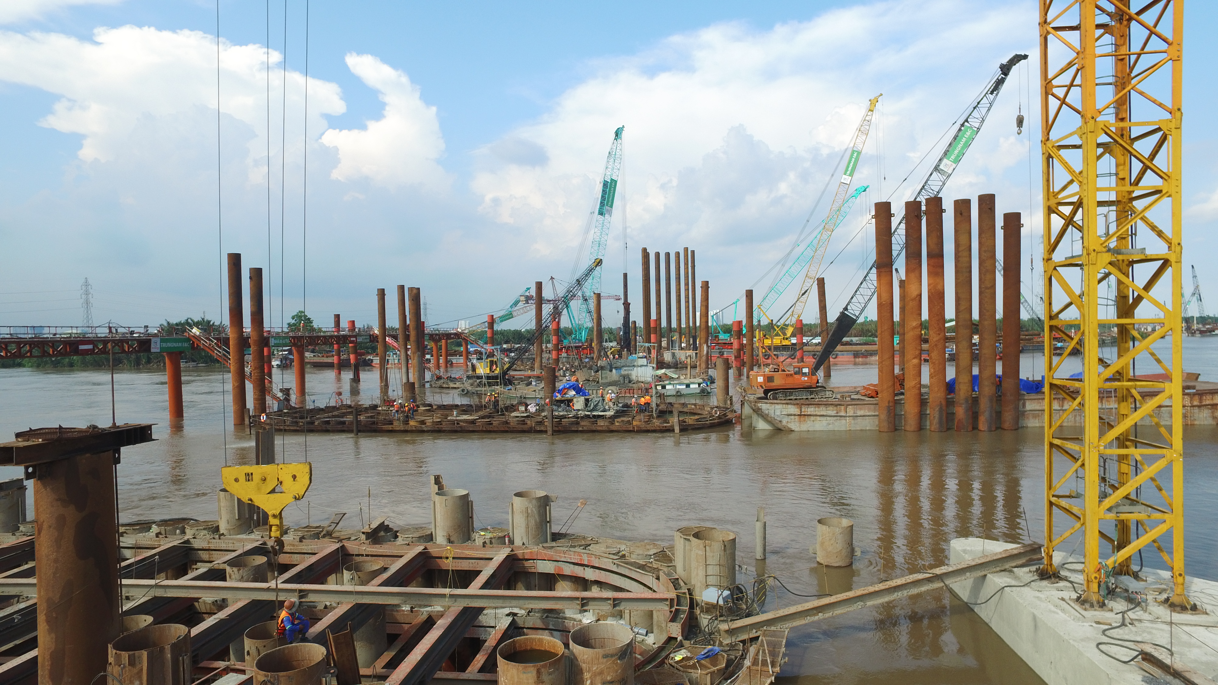 Các nhà thầu đang tiến hành gia công hệ khung chống cho trụ Pin và khung vây âu thuyền; Thi công cọc đại trà trụ T2, T3, T4, T5; Thực hiện đào hồ móng, thi công cọc đại trà và lắp hệ khungchống cho âu thuyền; Tiến hành đổ bê tông bịt đáy.