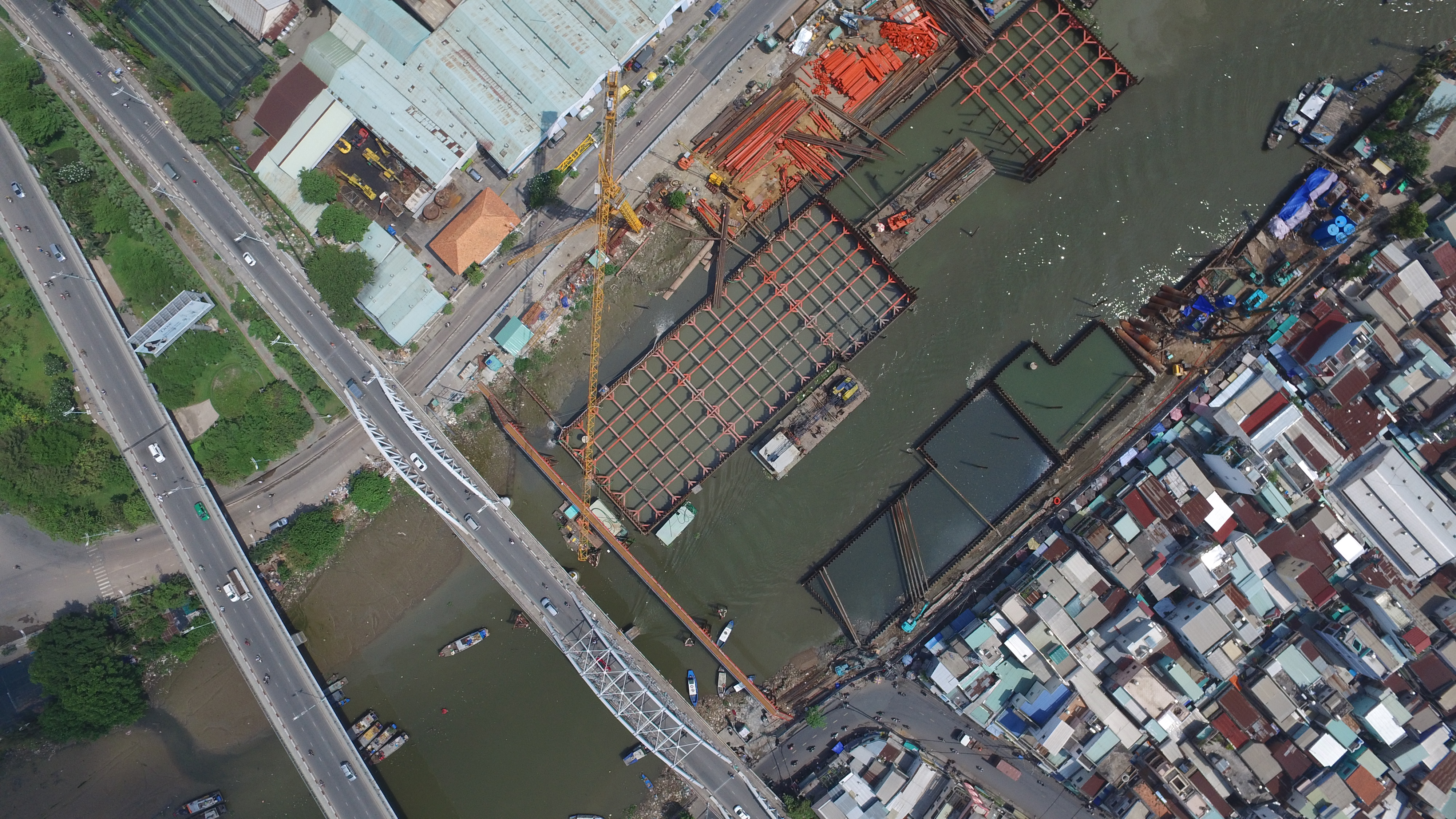 lắp khung vây cho trạm bơm và âu thuyền