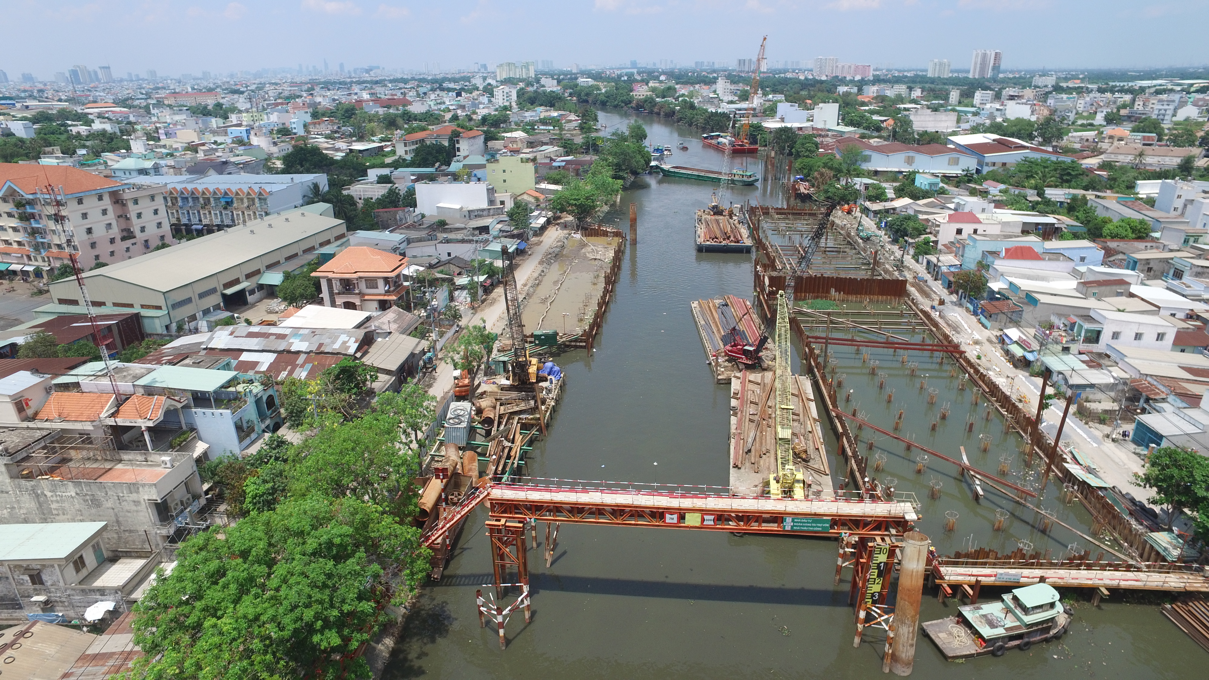 Theo chủ đầu tư, tại hai công trình thi công cống này, các nhà thầu đang thi công cọc khoan ngồi đại trà trụ T1 và dầm van T1-2, lắp khung vây cho trạm bơm và âu thuyền. Tiếp tục thi công đóng cọc và gia cố bờ kè trong khu vực cống. Lắp hệ khung giằng và đổ bê tông bịt đáy cho khung vây t3-Thi công bệ trụ và trụ pin T2.