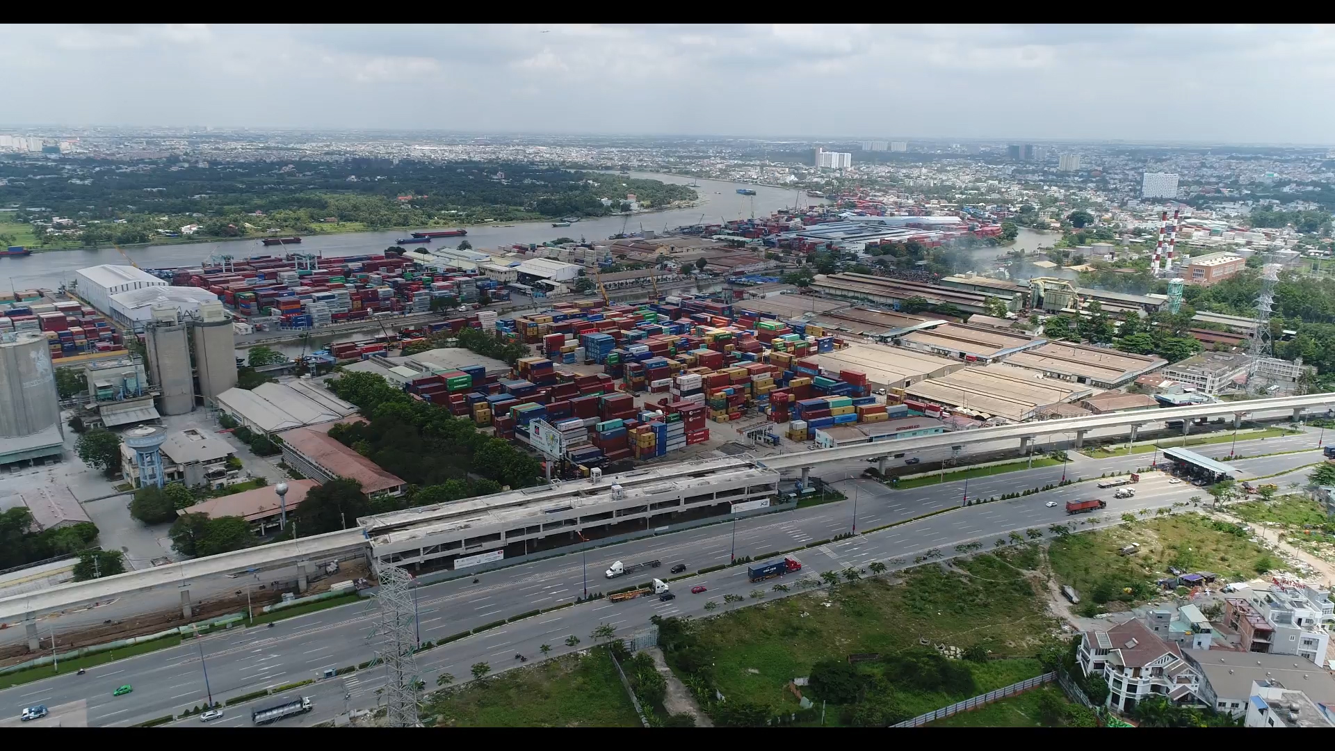 Tuyến metro đang được nối dài từng ngày, kéo theo đó là dự án nhà ở phân khúc cao cấp, trung bình tranh nhau mọc lên dày đặc