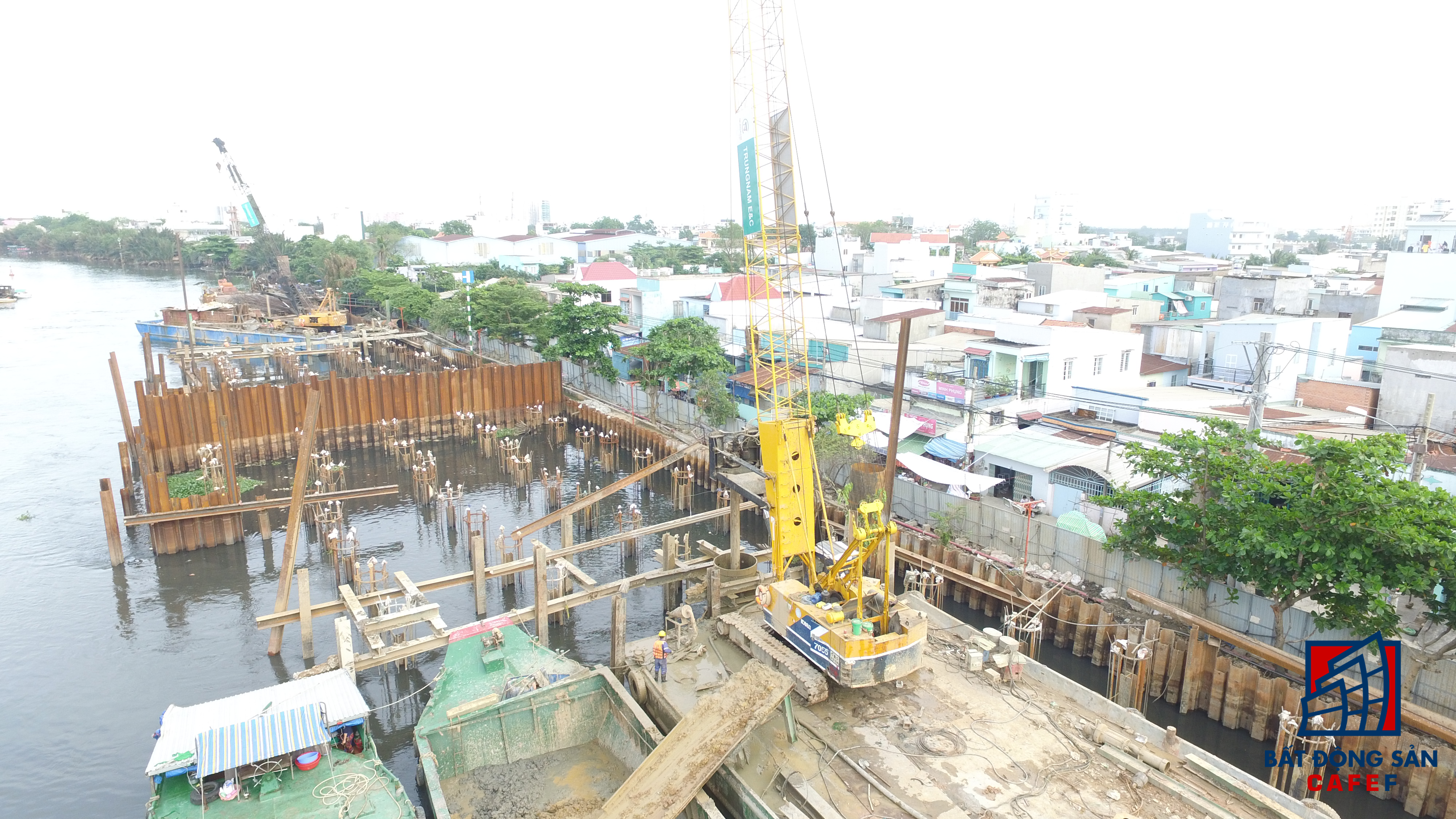 Tàu thuyền được đảm bảo qua lại bình thường khi cửa cống mở và qua âu thuyền khi cửa cống đóng. Đoạn đê bao ven sông Sài Gòn từ Vàm Thuật đến sông Kinh - giai đoạn 1 bao gồm khoảng 7,8km đê/kè ở các đoạn xung yếu; 25 cống nhỏ có khẩu độ 1m x 10m từ sông Vàm Thuật đến rạch Mương Chuối. Địa điểm xây dựng các hạng mục của công trình thuộc địa bàn các quận 1, 4, 7, 8 và huyện Nhà Bè, Bình Chánh.