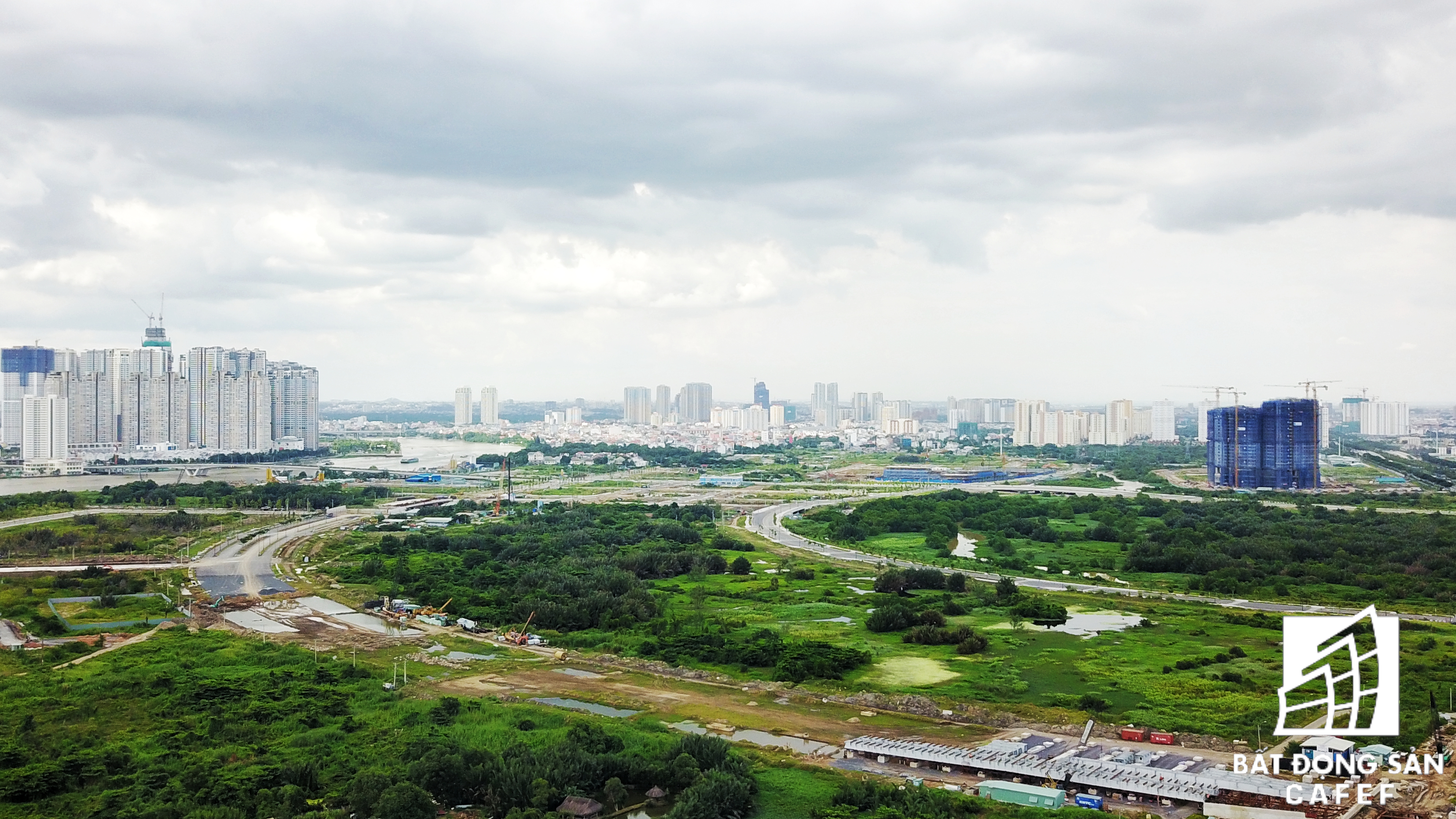 Đại lộ vòng cung, có tầm nhìn trực diện bao quát về cả quận 1, 4, 7 và Bình Thạnh nhìn từ hướng Thủ Thiêm