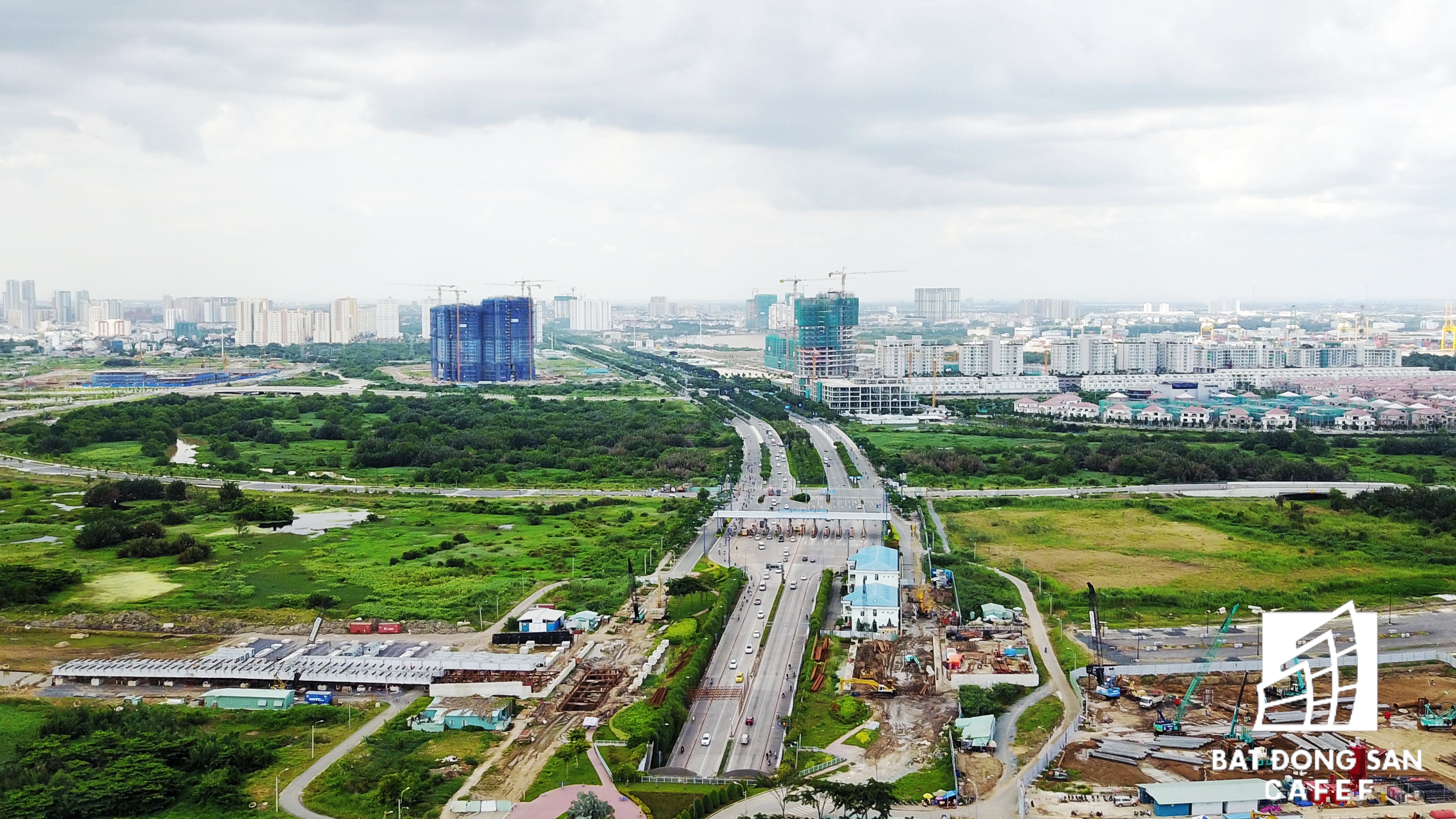 Nhiều tuyến đường lớn trong lòng khu đô thị mới Thủ Thiêm đang hoàn thiện những hạng múc cuối cùng