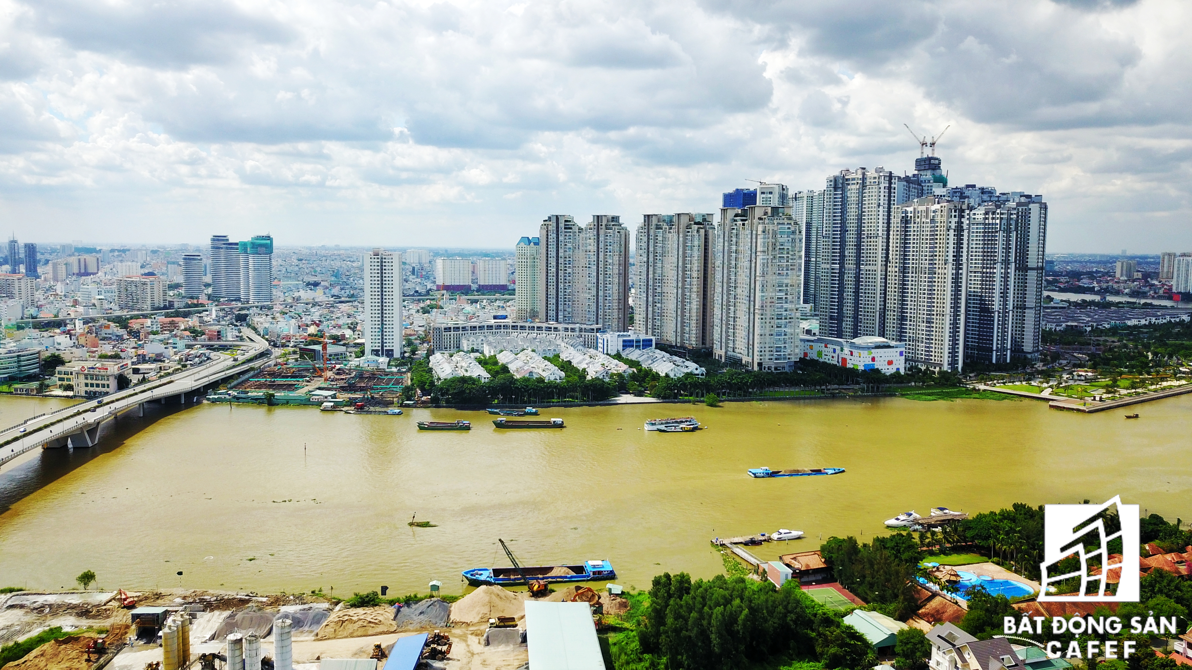 Dọc bờ sông, tiệm cận với đại lộ vòng cung tại bán đảo Thủ Thiêm đang có nhiều dự án khu dân cư bám mặt tiền sông xây dựng với tốc độ 24/24