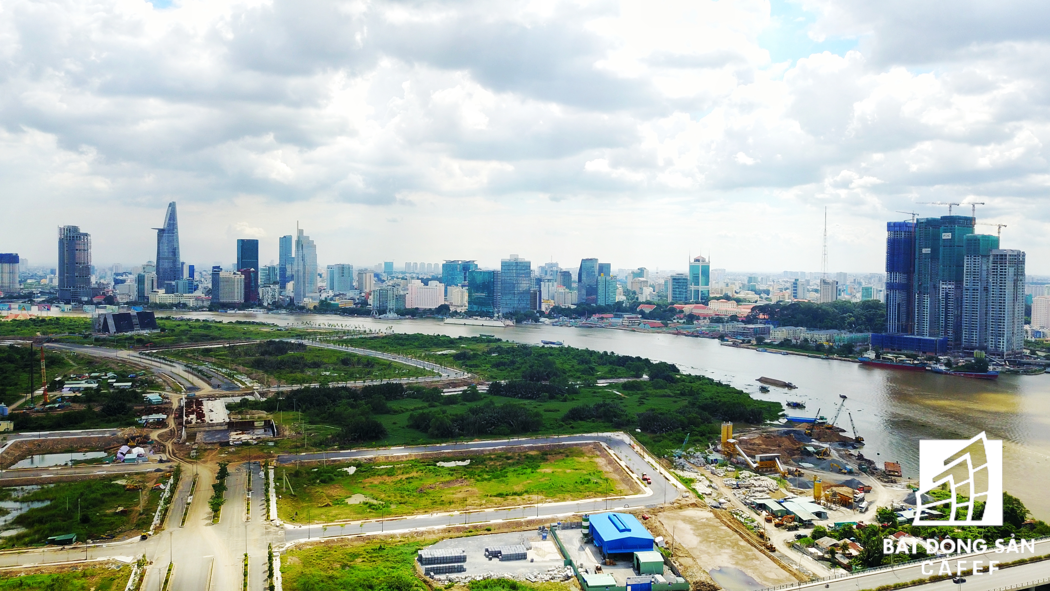 Hàng loạt dự án hạ tầng và BĐS quy mô khá lớn bắt đầu san lắp mặt bằng thi công đã biến nơi đây thành đại công trường không ngủ