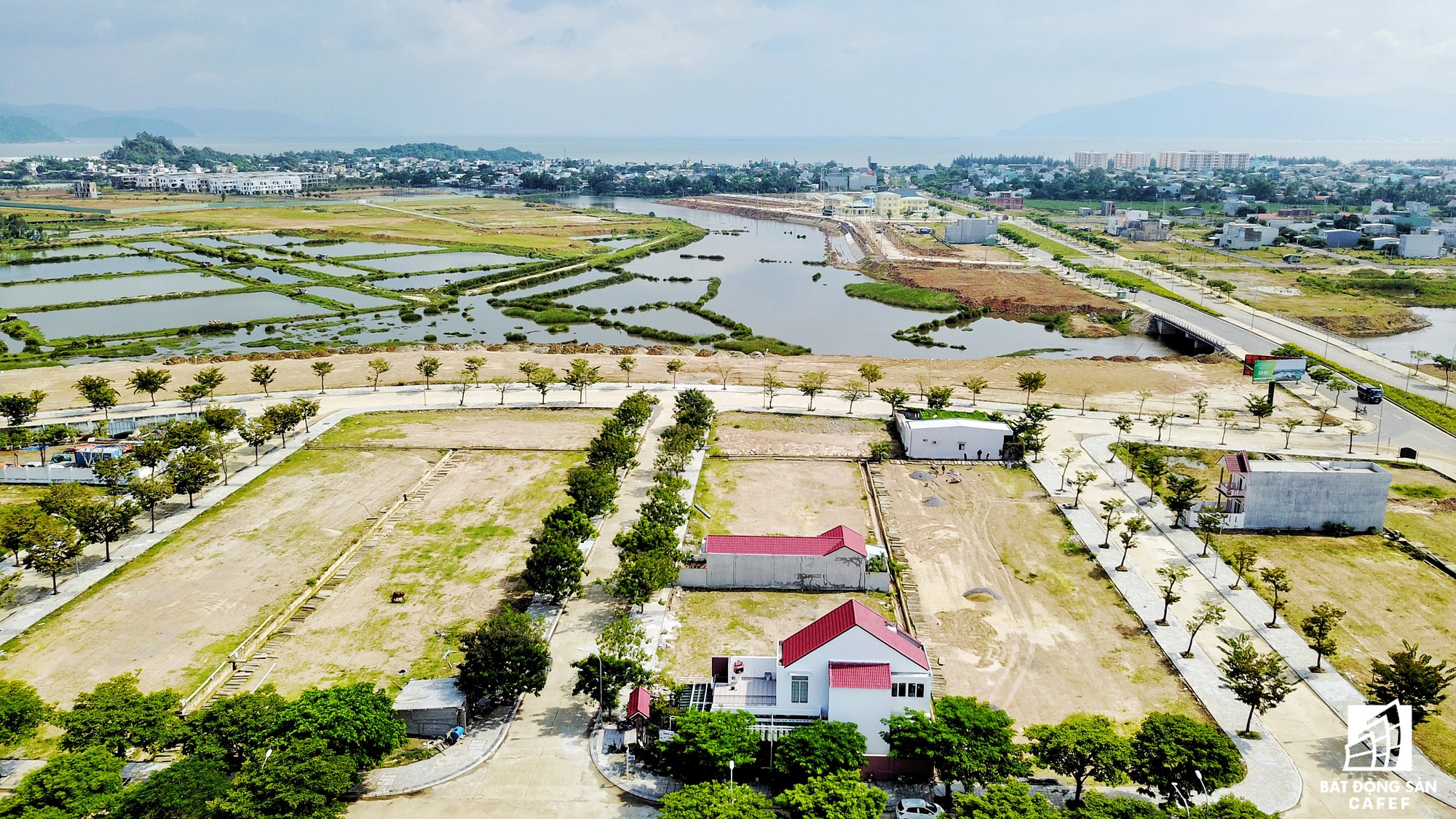 Đại diện chủ đầu tư cho biết, hiện tại ngoài khu A, có hai đại gia địa ốc của TP.HCM đang làm việc với đơn vị nhằm hợp tác đầu tư phát triển các khu còn lại theo mô hình biệt thự nghỉ dưỡng, nhà phố.