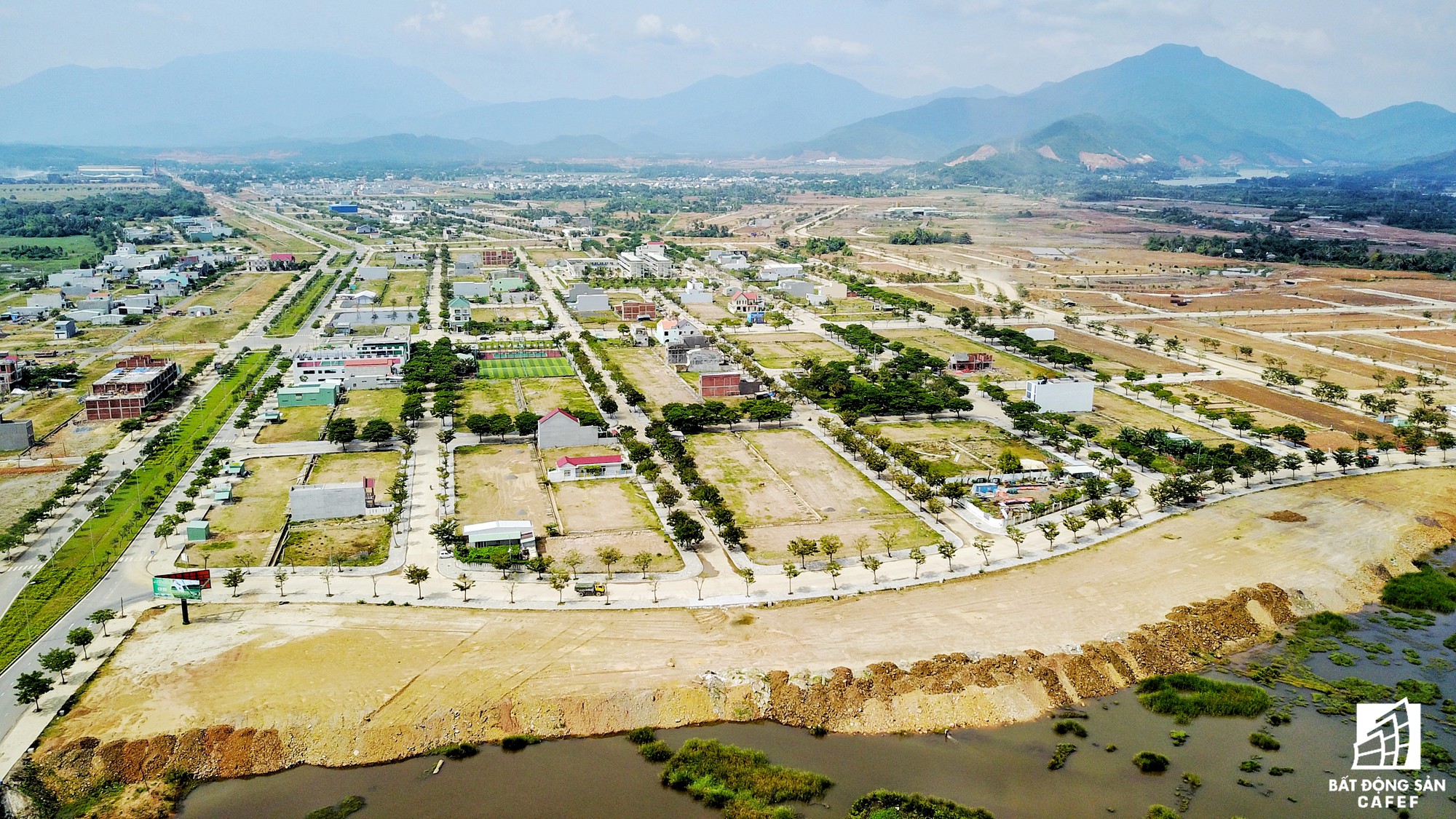 Hạ tầng và tiện ích nội khu được nhà đầu tư xây dựng khá đồng bộ.