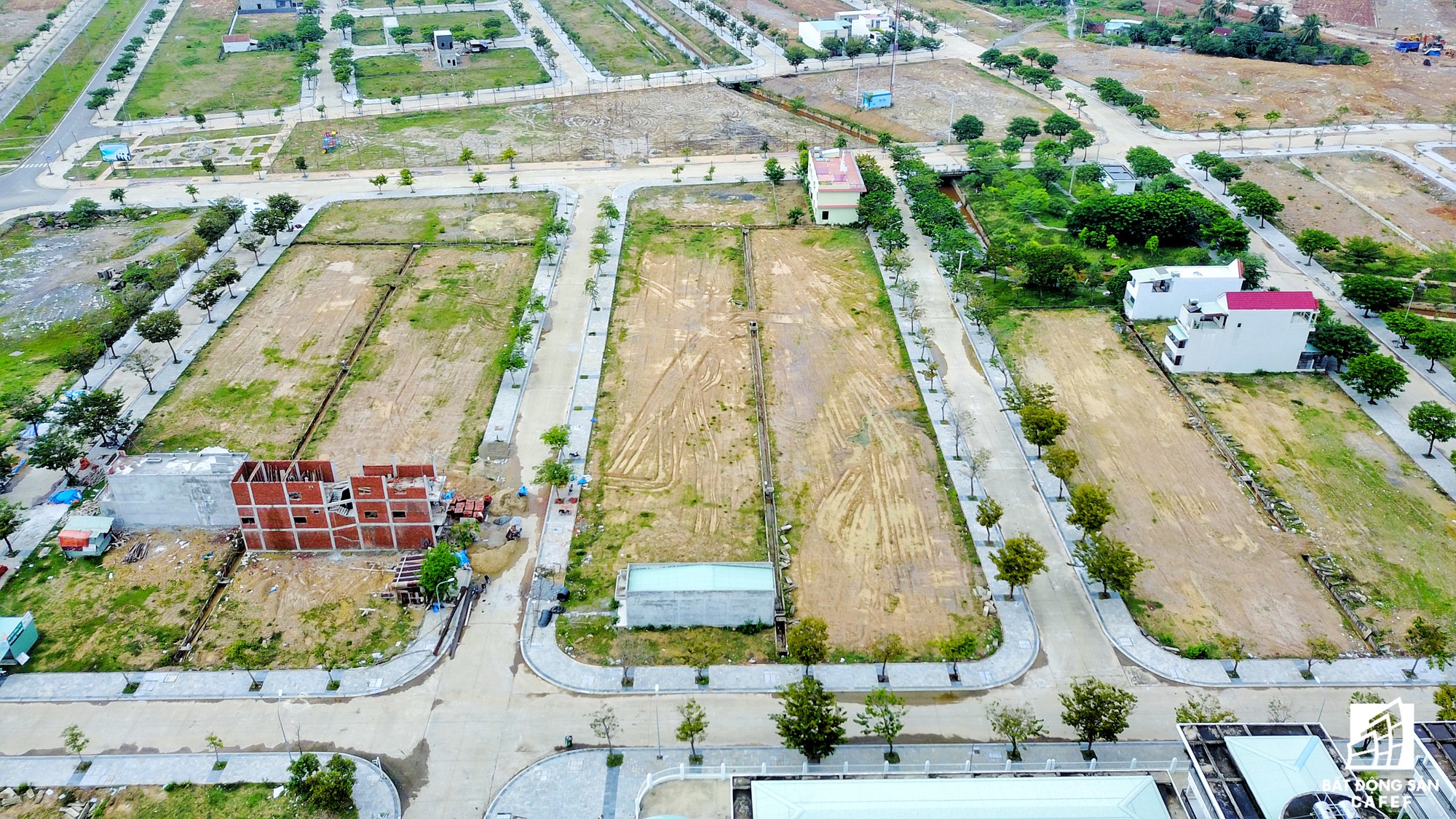 Hiện nay khách hàng đã bắt đầu xây dựng nhà cửa trong khu đô thị.