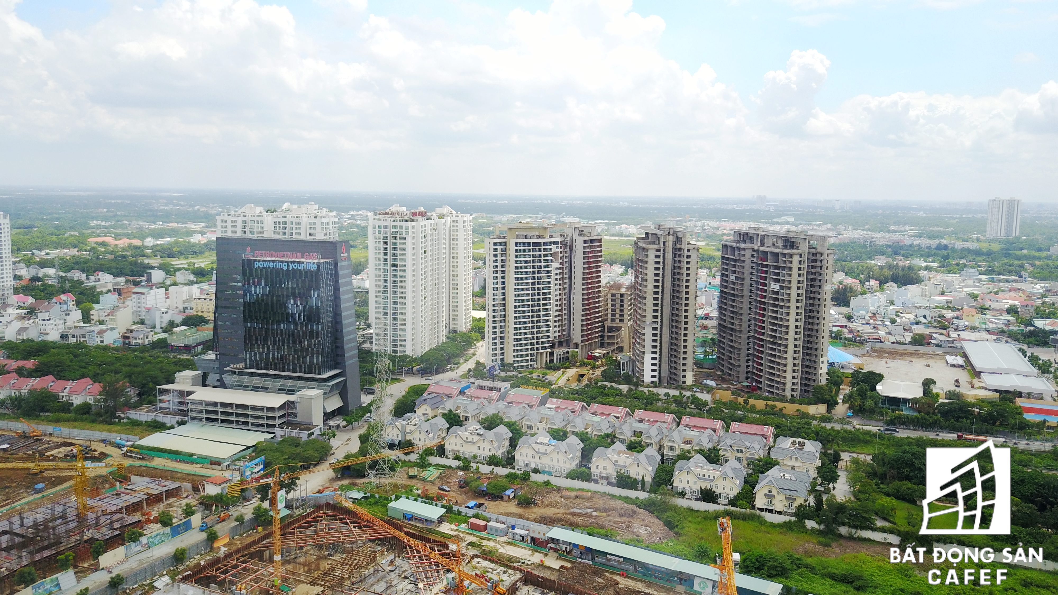 Dự án nằm ngay đầu đường Nguyễn Hữu Thọ (phần thuộc huyện Nhà Bè), bên cạnh hàng loạt dự án cao cấp khác đã và đang ồ ạt mở bán trên thị trường khu Nam
