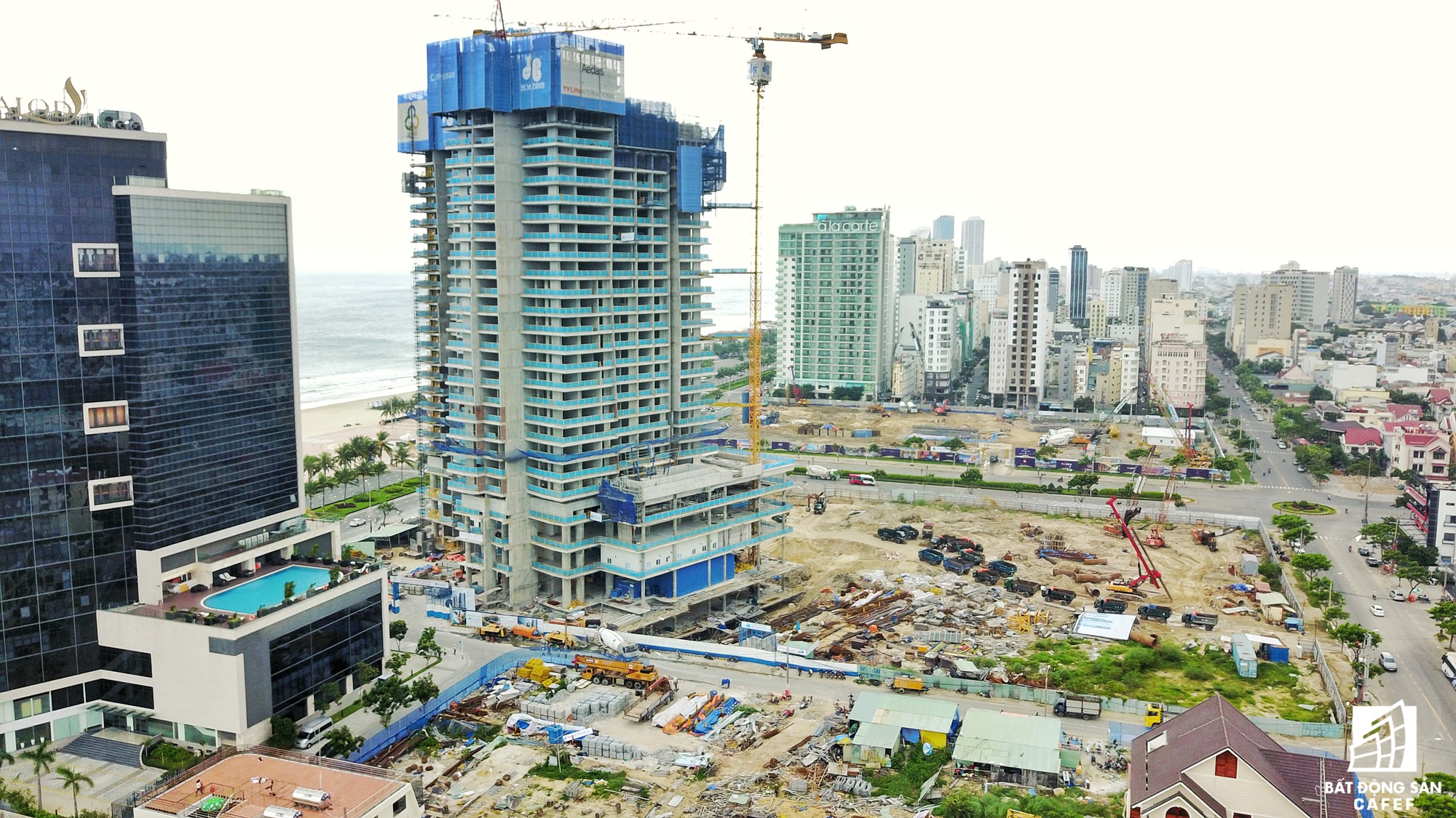 Nhiều dự án condotel với số lượng gần 600 căn đang đẩy nhanh tốc độ xây dựng.