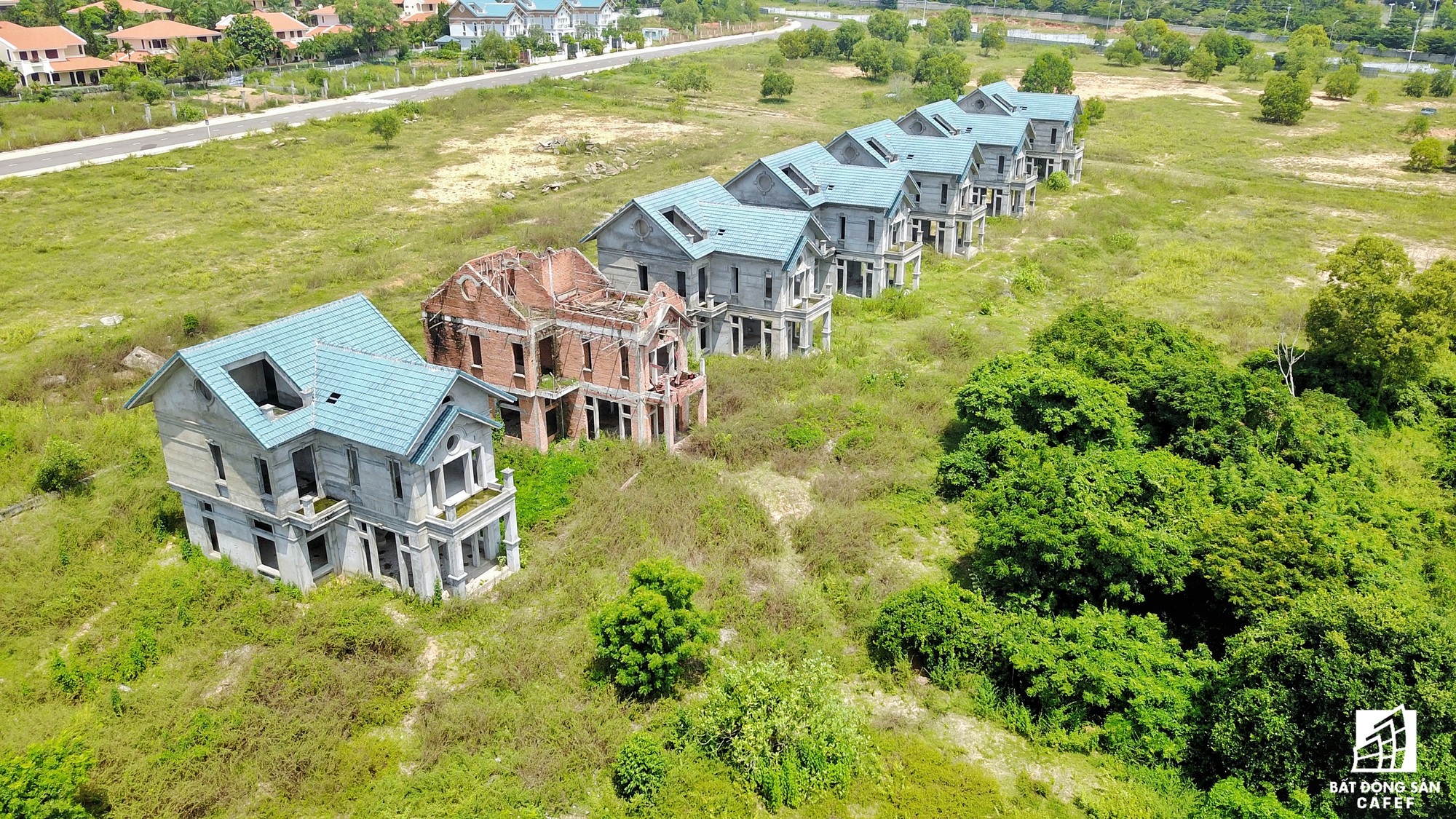 Bên cạnh hàng trăm khu resort hoạt động sôi nổi, vẫn còn đâu đó một vài dự án trùm mền suốt nhiều năm liền.