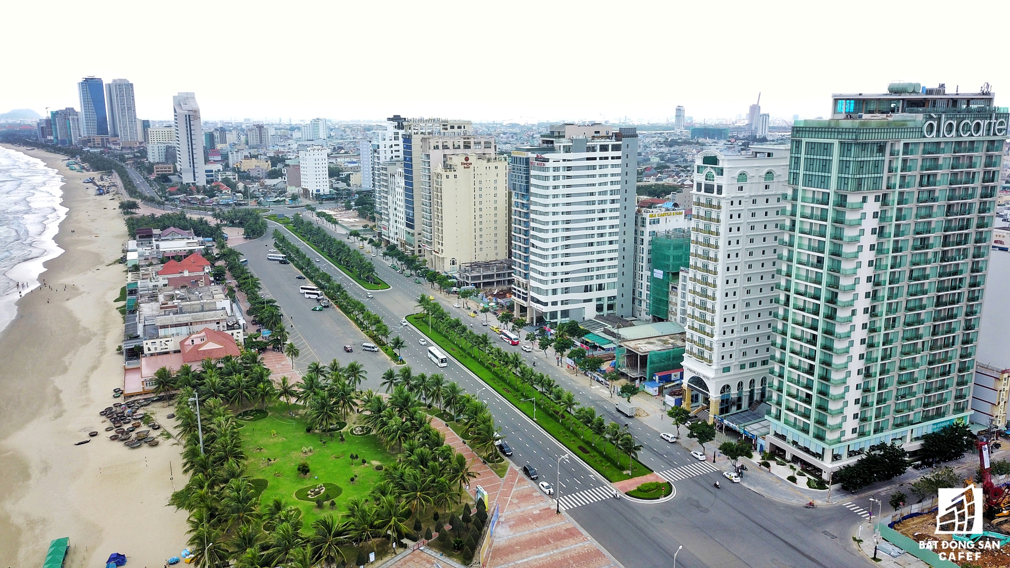 Tuyến đường Võ Nguyên Giáp chạy dọc bãi biển Mỹ Khê đang là khu vực dày đặc dự án căn hộ khách sạn.