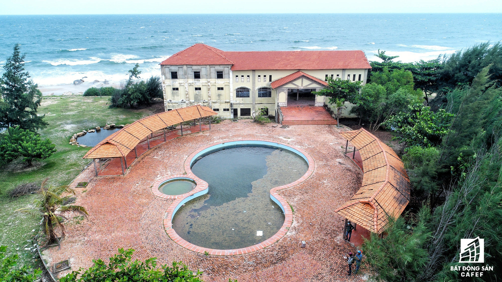 Vào cuối năm 2007 thực hiện ý kiến của Thủ tướng Chính phủ, Bình Thuận đã yêu cầu dừng thi công các dự án du lịch tại khu vực Kê Gà để xây cảng.