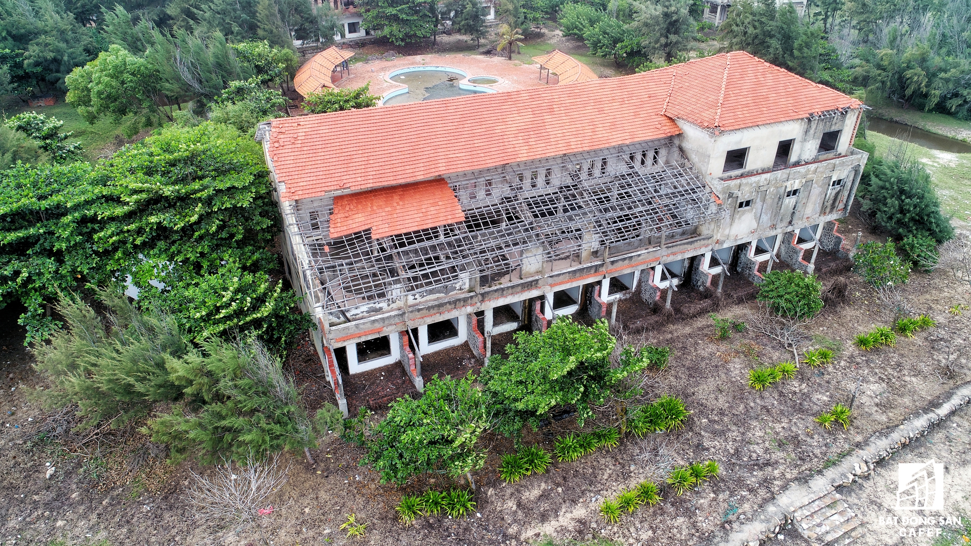 Nhiều công trình đang dang dở bỏ hoang nhiều năm.