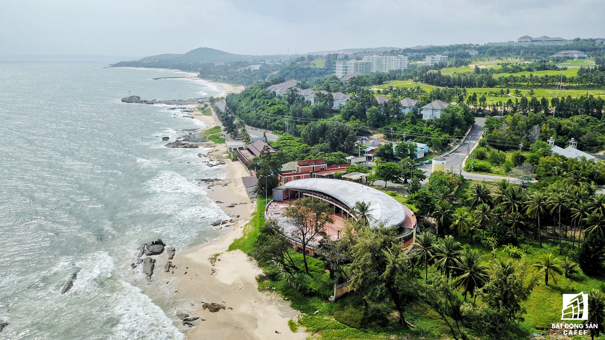 Theo quan sát, hiện nay dọc bãi biển Mũi Né hầu như không còn đất trống để phát triển dự án mới.