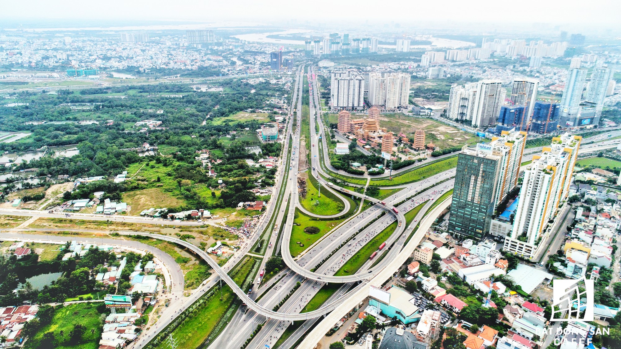 Theo dự đoán của Savills Việt Nam, trong năm 2018 sắp đến, nguồn cung <a href='http://canhodreamhomeriverside.blogspot.com/'>nhà ở</a> tại khu Đông chiếm hơn 50% toàn thị trường TP.HCM nhờ ăn theo hạ tầng giao thông. 