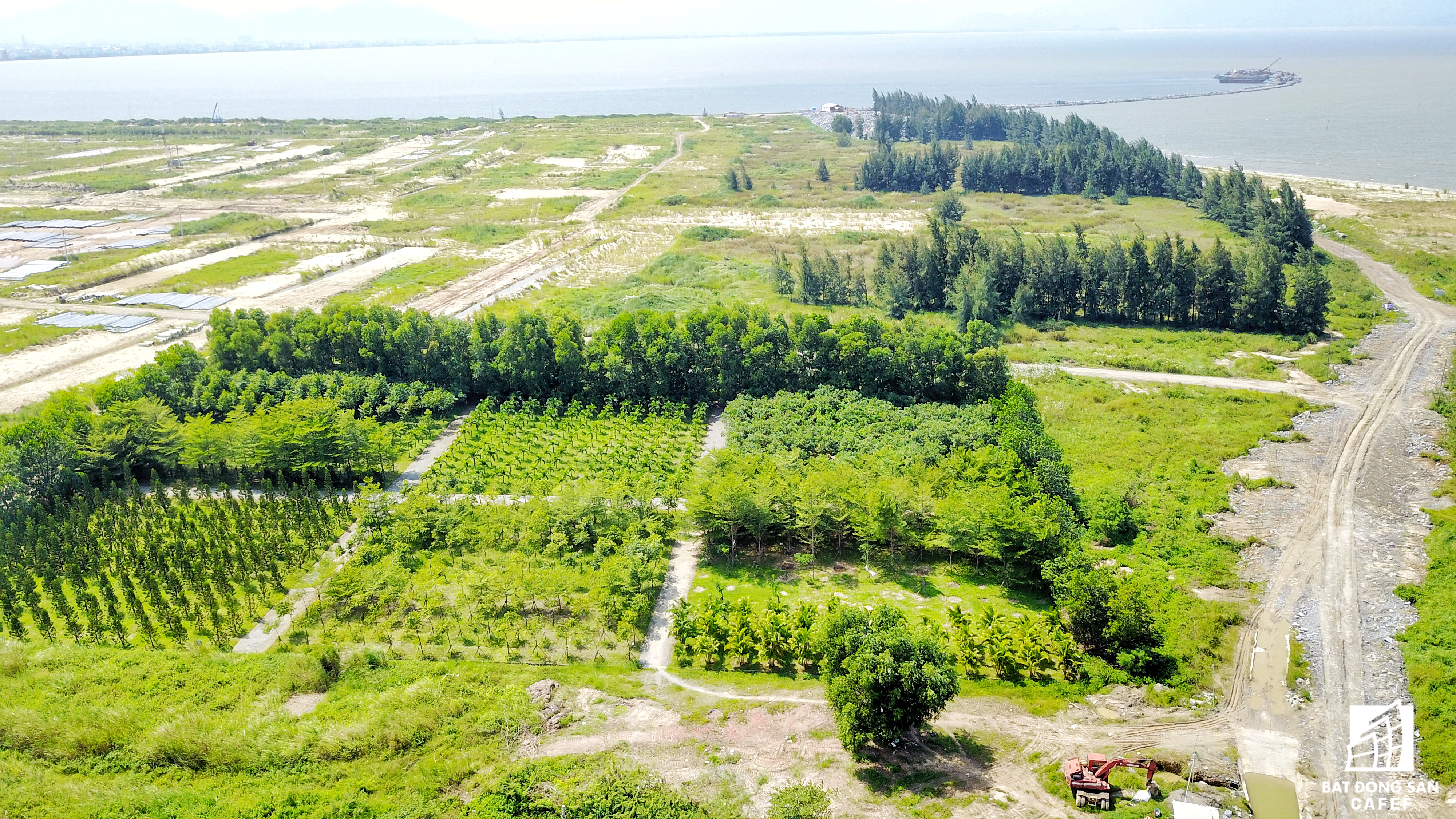  Dự &aacute;n The Sunrise Bay (Khu đ&ocirc; thị mới quốc tế Đa Phước) nằm ở vị tr&iacute; đắc địa tr&ecirc;n đường Nguyễn Tất Th&agrave;nh ven biển Đ&agrave; Nẵng (quận Hải Ch&acirc;u, Đ&agrave; Nẵng). Dự &aacute;n nằm trong khu&ocirc;n vi&ecirc;n của khu đ&ocirc; thị Đa Phước (được ph&ecirc; duyệt từ năm 2007) v&agrave; c&oacute; một phần diện t&iacute;ch lấn biển c&oacute; diện t&iacute;ch 181 ha, nằm ở ph&iacute;a bắc Th&agrave;nh phố Đ&agrave; Nẵng c&oacute; mục ti&ecirc;u lấn biển để x&acirc;y dựng hơn 8.500 căn hộ, trung t&acirc;m thương mại, văn ph&ograve;ng, kh&aacute;ch sạn, s&acirc;n golf 18 lỗ.    