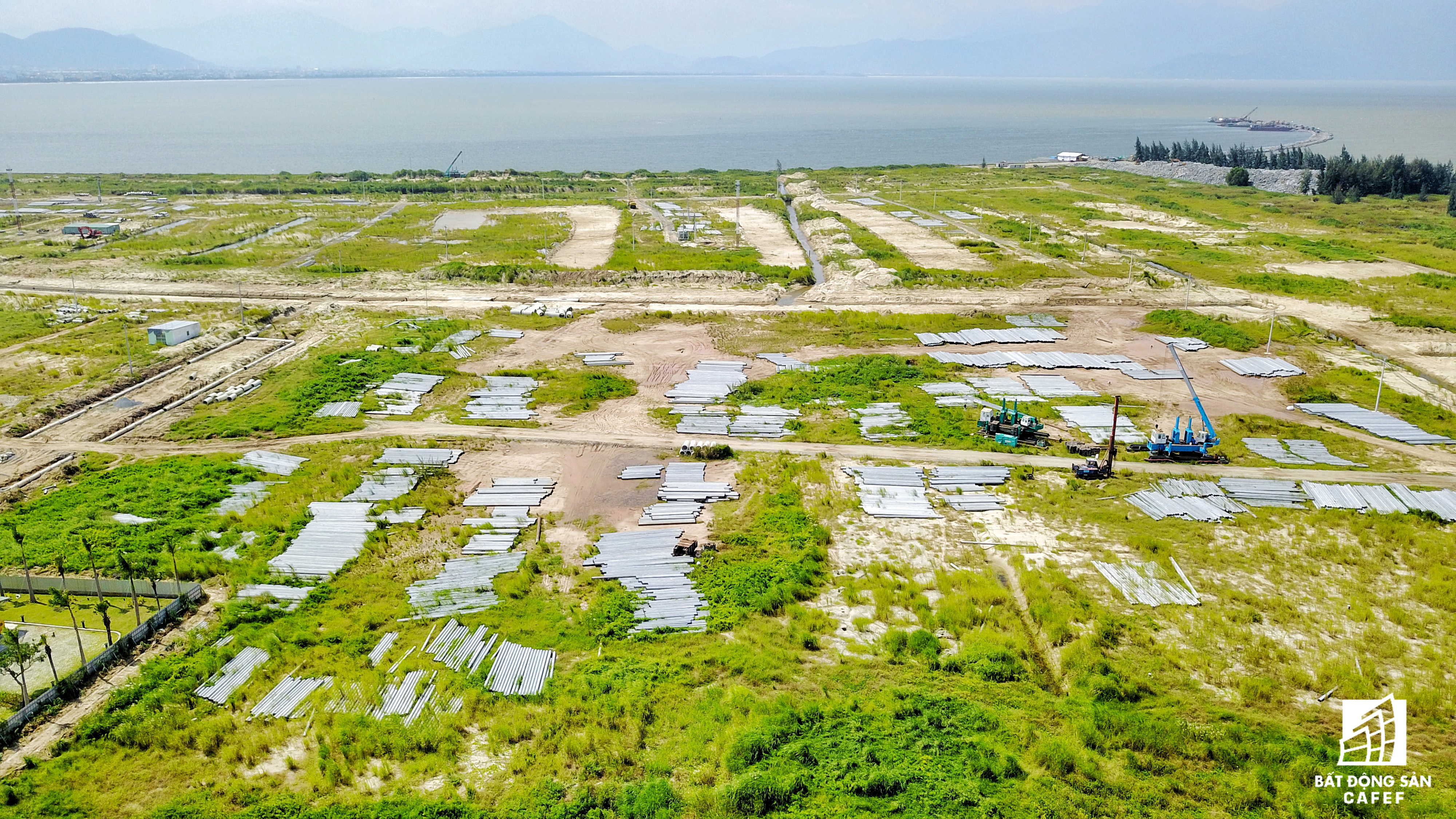  Sau khi mua lại, chủ đầu tư mới tiếp tục triển khai san lấp mặt bằng dự &aacute;n. Đồng thời, dự &aacute;n cũng điều chỉnh quy hoạch, diện t&iacute;ch dự &aacute;n chỉ c&ograve;n 176ha với c&aacute;c khu nh&agrave; phố, biệt thự v&agrave; c&ocirc;ng tr&igrave;nh c&ocirc;ng cộng. 