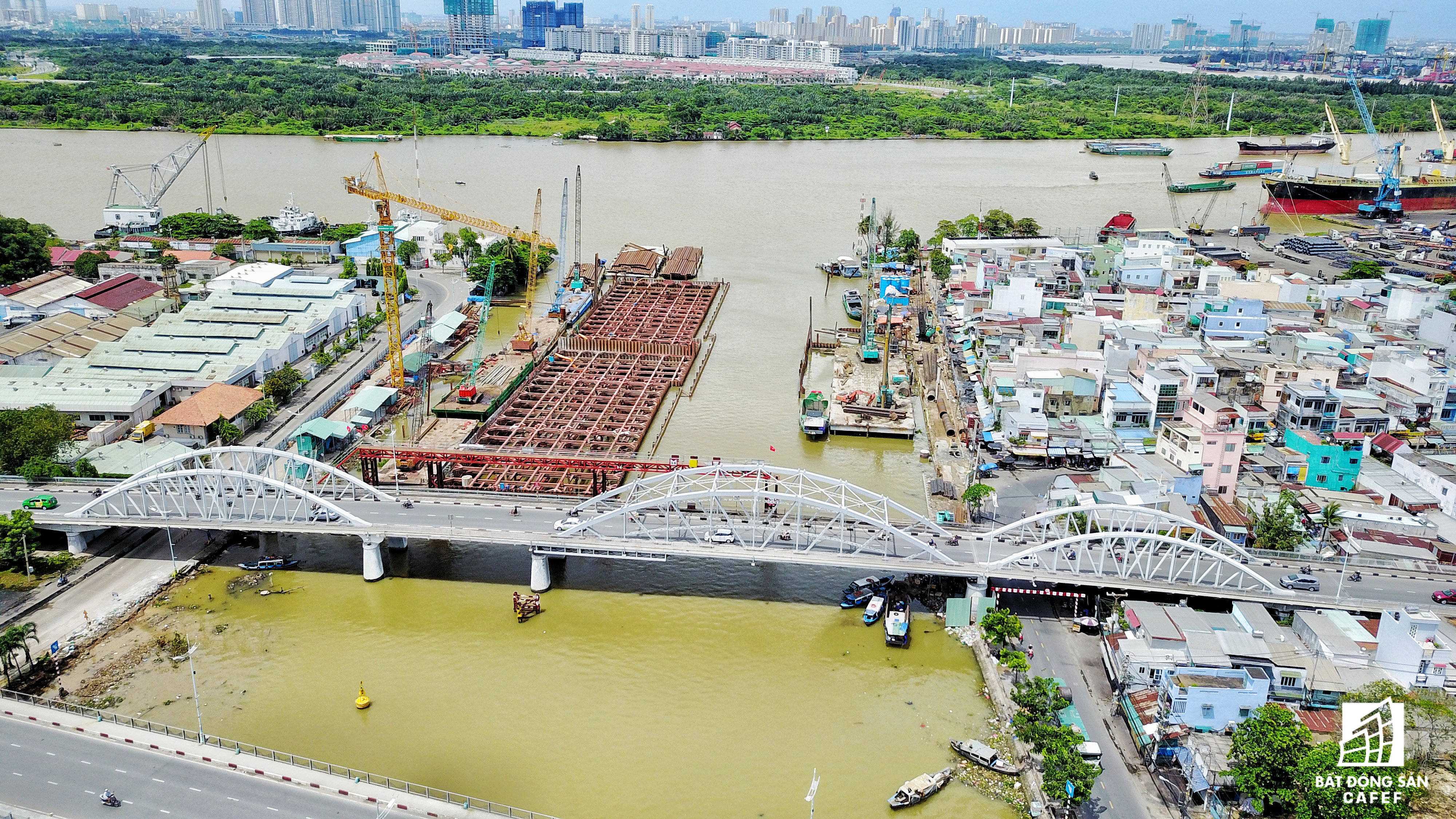 Cống Tân Thuận (nằm gần cầu Tân Thuận, quận 7) đang thi công ép cừ khung.