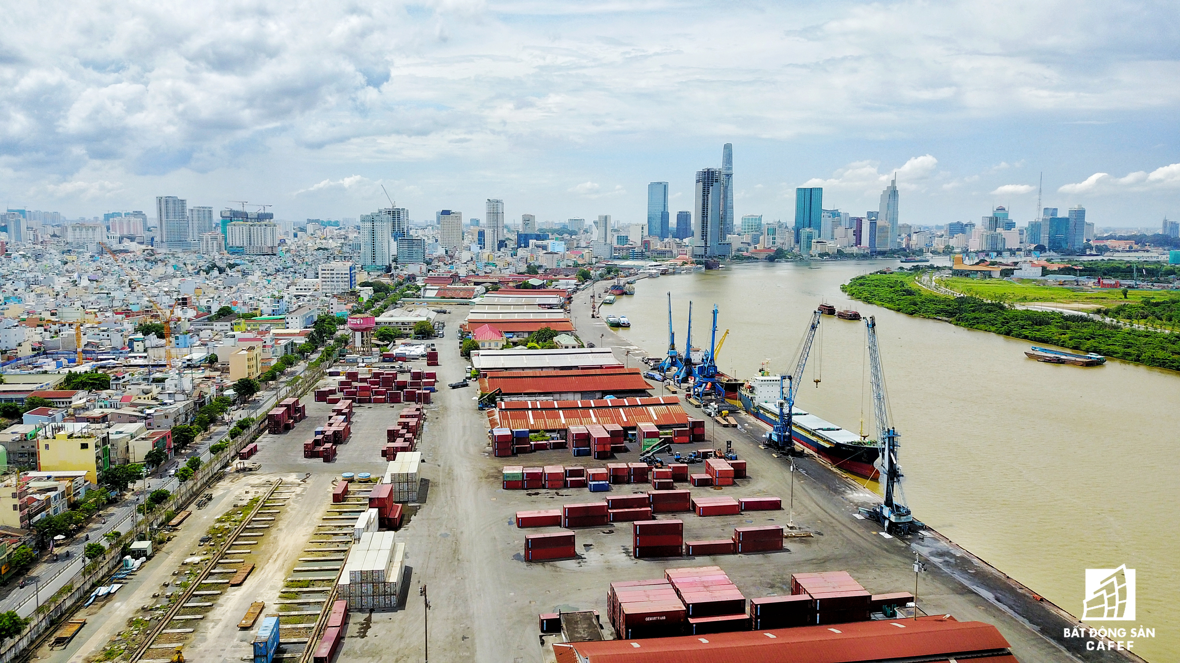 Tòa nhà cao thứ 3 TP.HCM đã bị nhiều lần UBND thành phố nhắc nhở vì đang là một trong 3 dự án làm xấu bộ mặt của cả TP.HCM. Tòa nhà được nhìn từ bến cảng Khánh Hội, quận 4.