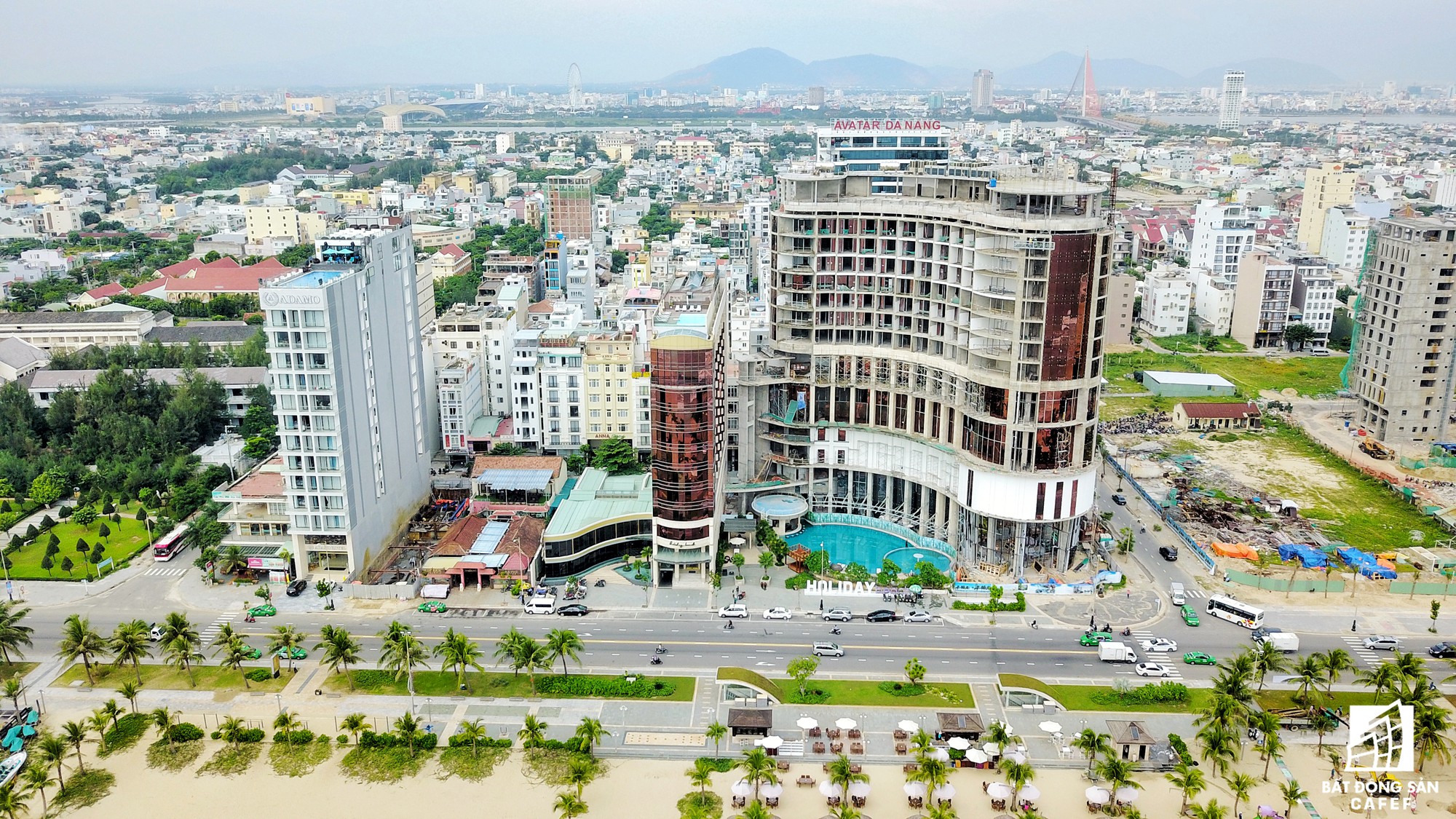 Hiện nay, thành phố có 83 dự án du lịch được triển khai đầu tư với tổng vốn hơn 7,3 tỷ USD (153.300 tỷ đồng), trong đó 20 dự án đầu tư nước ngoài với tổng vốn 1,28 tỷ USD (26.800 tỷ đồng) và 63 dự án trong nước với tổng vốn 6,02 tỷ USD (126.420 tỷ đồng).