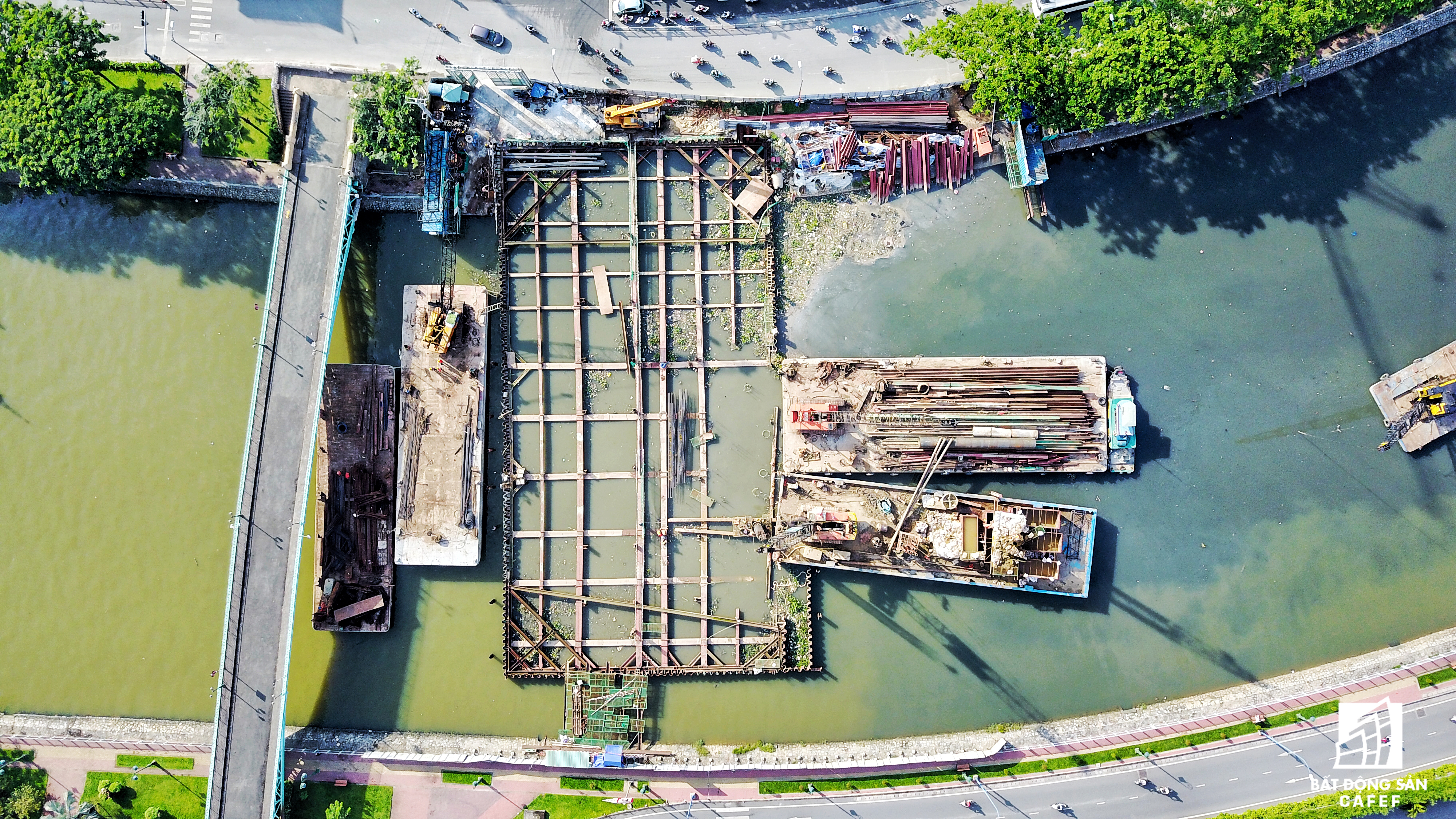 Các hạng mục chính của cống Bến Nghé gồm thủy công đập ngăn nước; kết cấu cửa van điều tiết nước và thiết bị điều khiển; kết cấu nối tiếp hai bờ; khu quản lý công trình; kết cấu kè bảo vệ phía hạ lưu công trình.