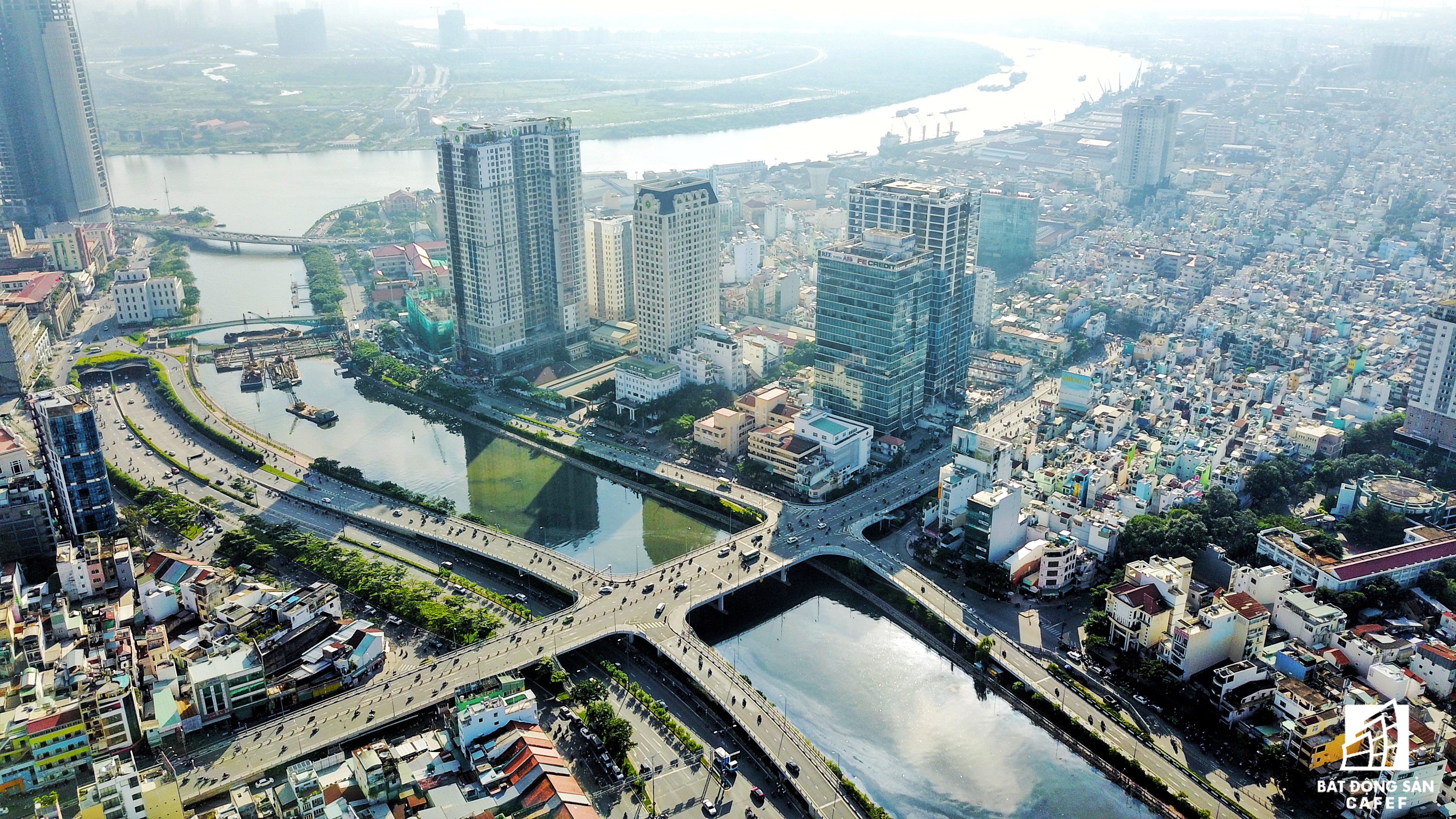 Dự án đang thi công tại cống Bến Nghe (Bến Vân Đồn). Hạng mục thi công nằm bên dưới cây cầu lịch sử hơn 100 năm của TP.HCM - Cầu Mống