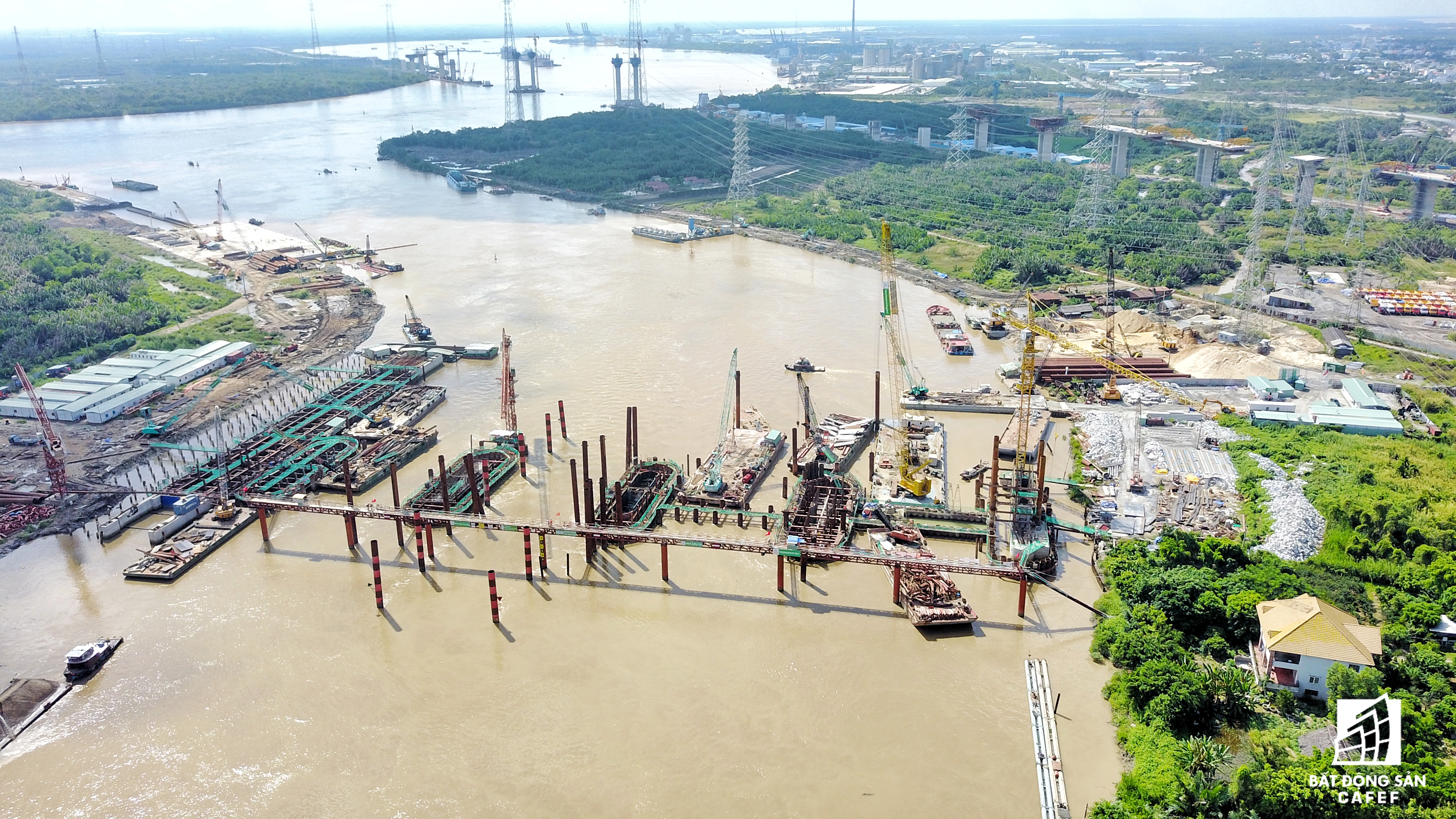 Cống Mương Chuối – công trình có quy mô lớn nhất trong 6 công trình. Cống vận hành theo nguyên tắc đến mùa mưa cửa tiêu nước sẽ mở. Do mực nước thượng lưu lớn hơn hạ lưu và ngược lại.