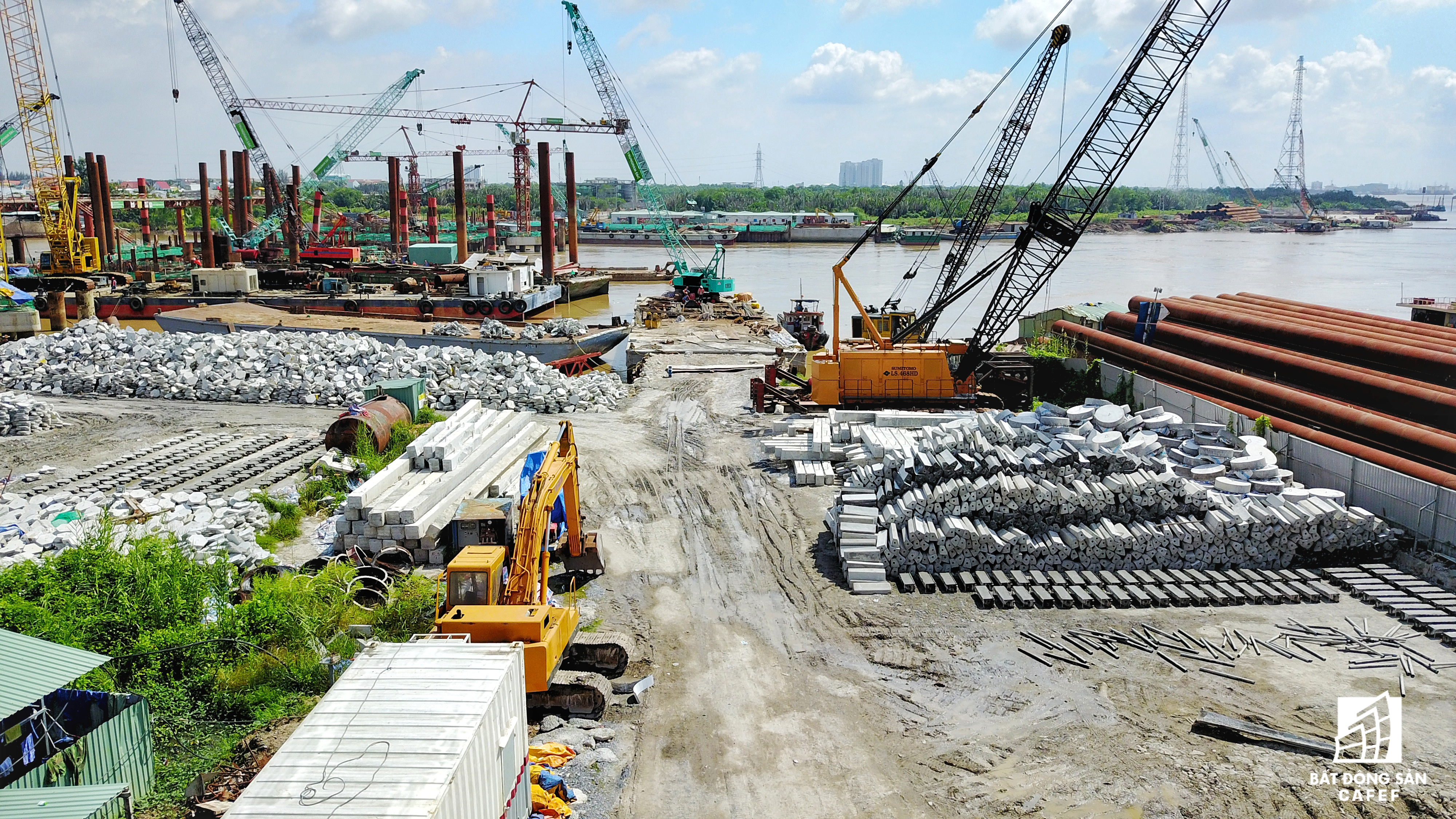 Nhà đầu tư dành một diện tích khá lớn tại công trường làm khu vực sản xuất các loại vật liệu xây dựng phục vụ dự án