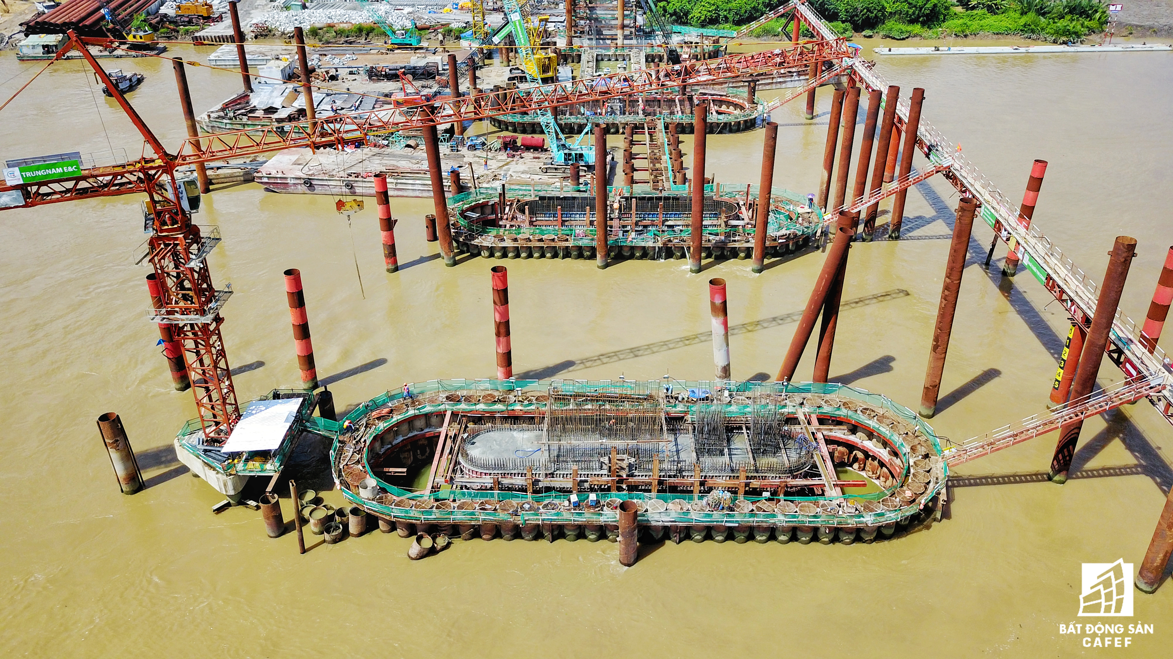 Theo thiết kế, cống Mương Chuối sẽ vận hành theo nguyên tắc đến mùa mưa cửa tiêu nước sẽ mở do mực nước thượng lưu lớn hơn hạ lưu và ngược lại. Mùa khô, cống sẽ đóng mở cửa tiêu nước khi mực nước thượng lưu lớn hơn hạ lưu và mực nước hạ lưu lớn hơn +0,6 m (mực nước thấp nhất cần đảm bảo môi trường sinh thái phía trong cống). Các cống thiết kế rộng 40 -160m, cao trình đáy 3,5-10m, tàu thuyền có thể giao thông khi cửa mở hoàn toàn.