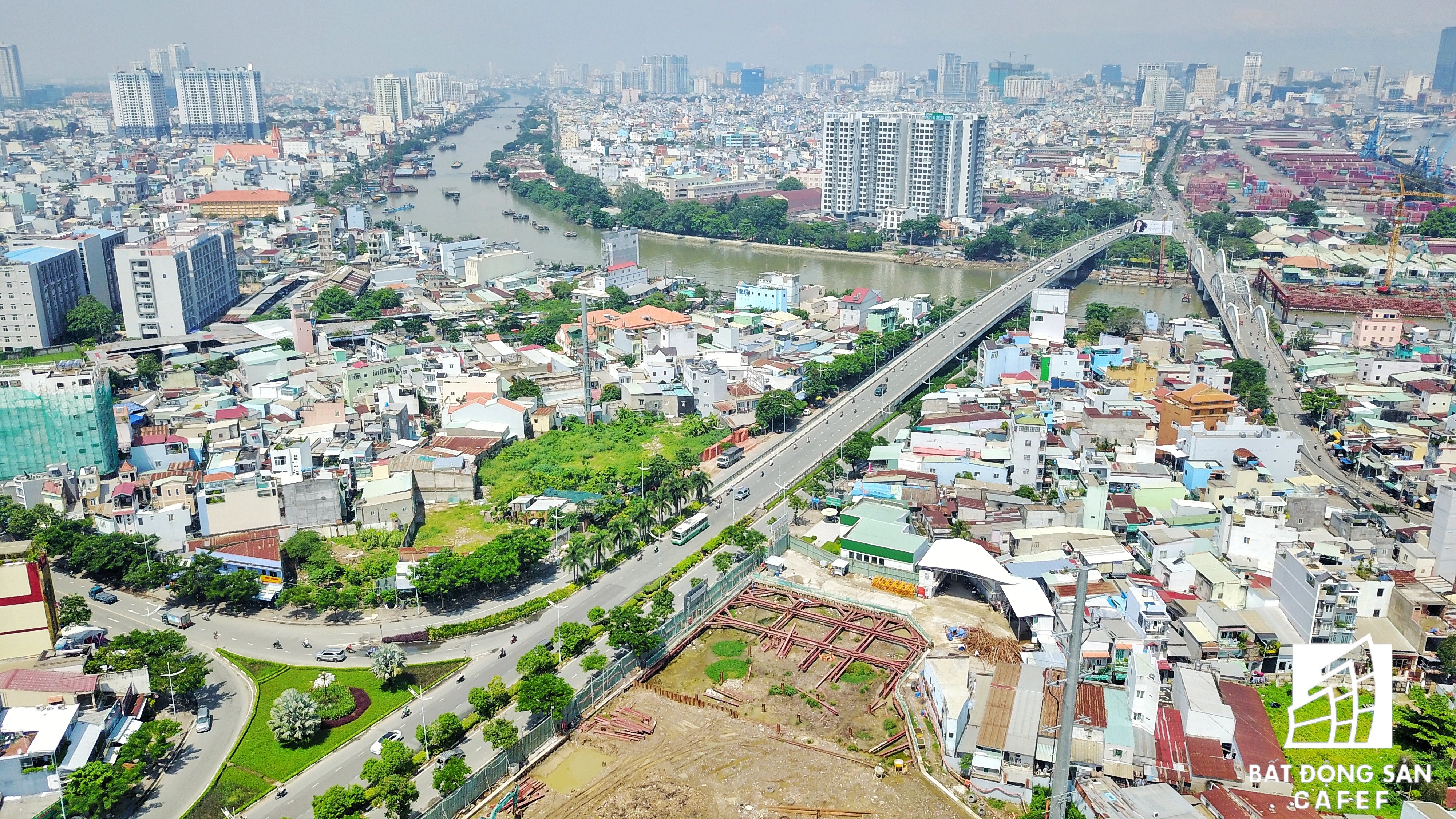 Dự án nằm ngay vị trí sau khi qua khỏi cầu Tân Thuận 2 từ hướng quận 4. Tại đây có thể kết nối với trung tâm quận 7, Cần Giờ.