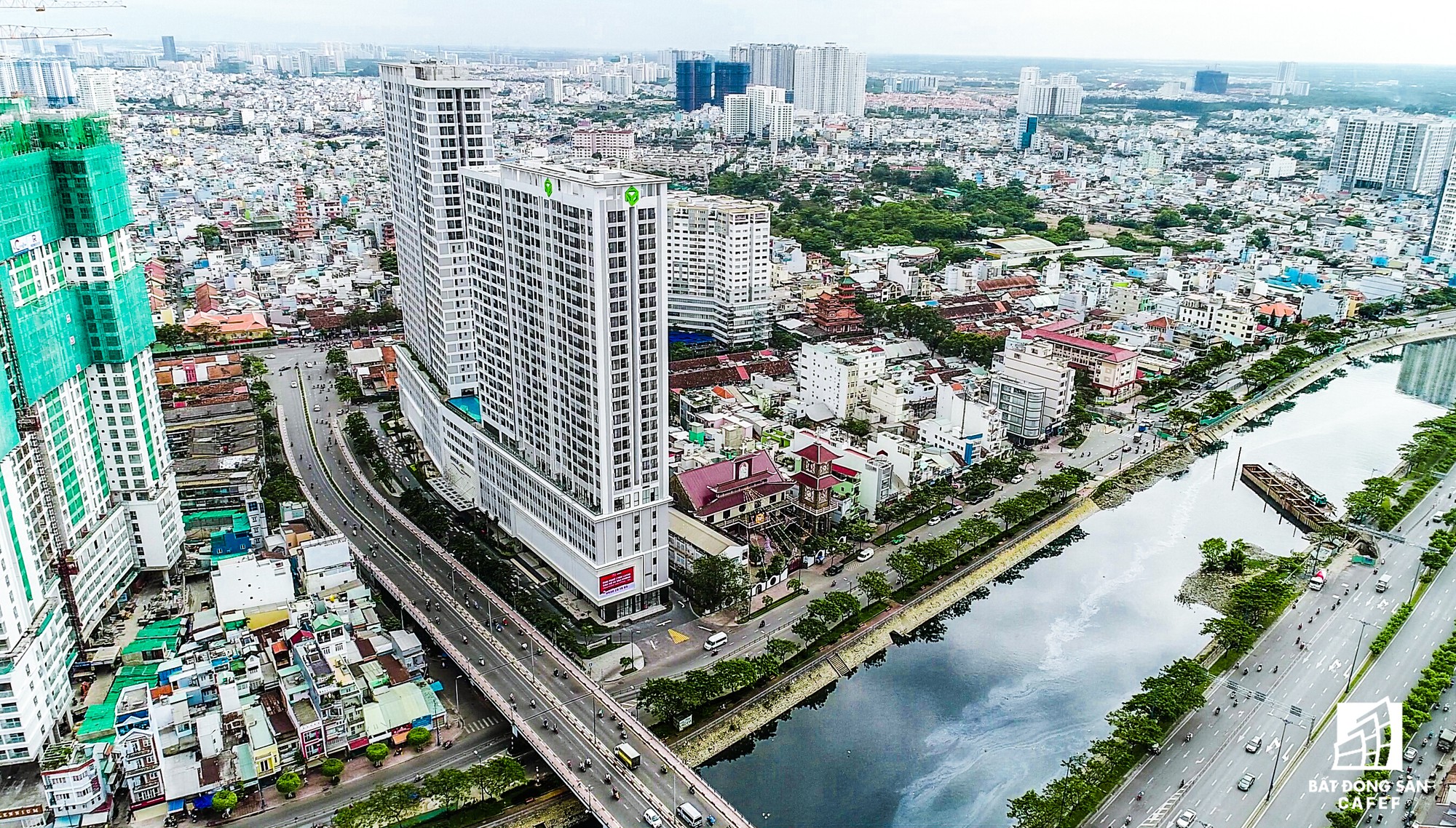 Cuối năm là thời điểm các chủ đầu tư đẩy nhanh tiến độ thi công để kịp bàn giao nhà cho khách hàng.