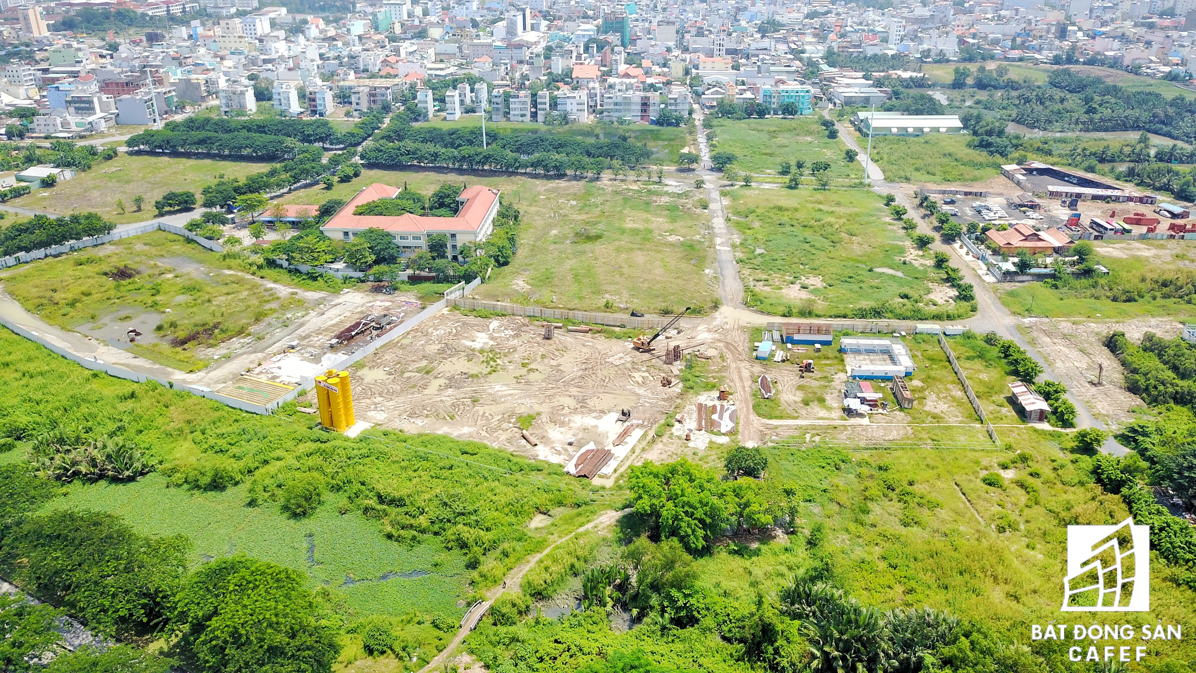 Chủ đầu tư Hoàn Cầu đã xây dựng đúng một ngôi trường tiểu học, còn lại cả khu đất đang bỏ hoang. Ngay cả dự án Diamond City do tập đoàn này đầu tư tại đây cũng thi công khá ì ạch.