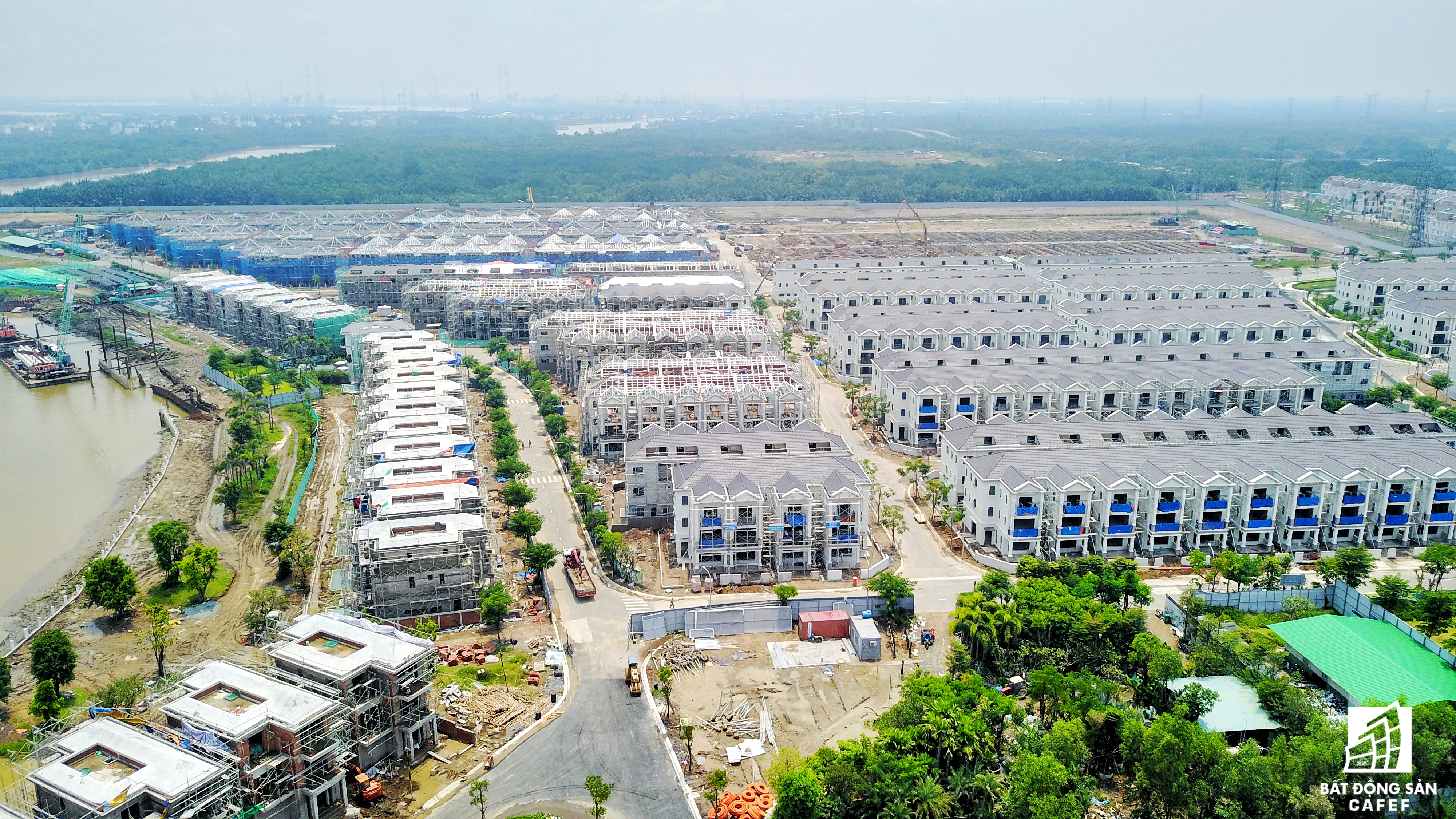 Nằm giao ranh trên cùng một tuyến đường nội khu của Lavila là dự án khu biệt thự cao cấp Nine South Estates của Vinacapital.