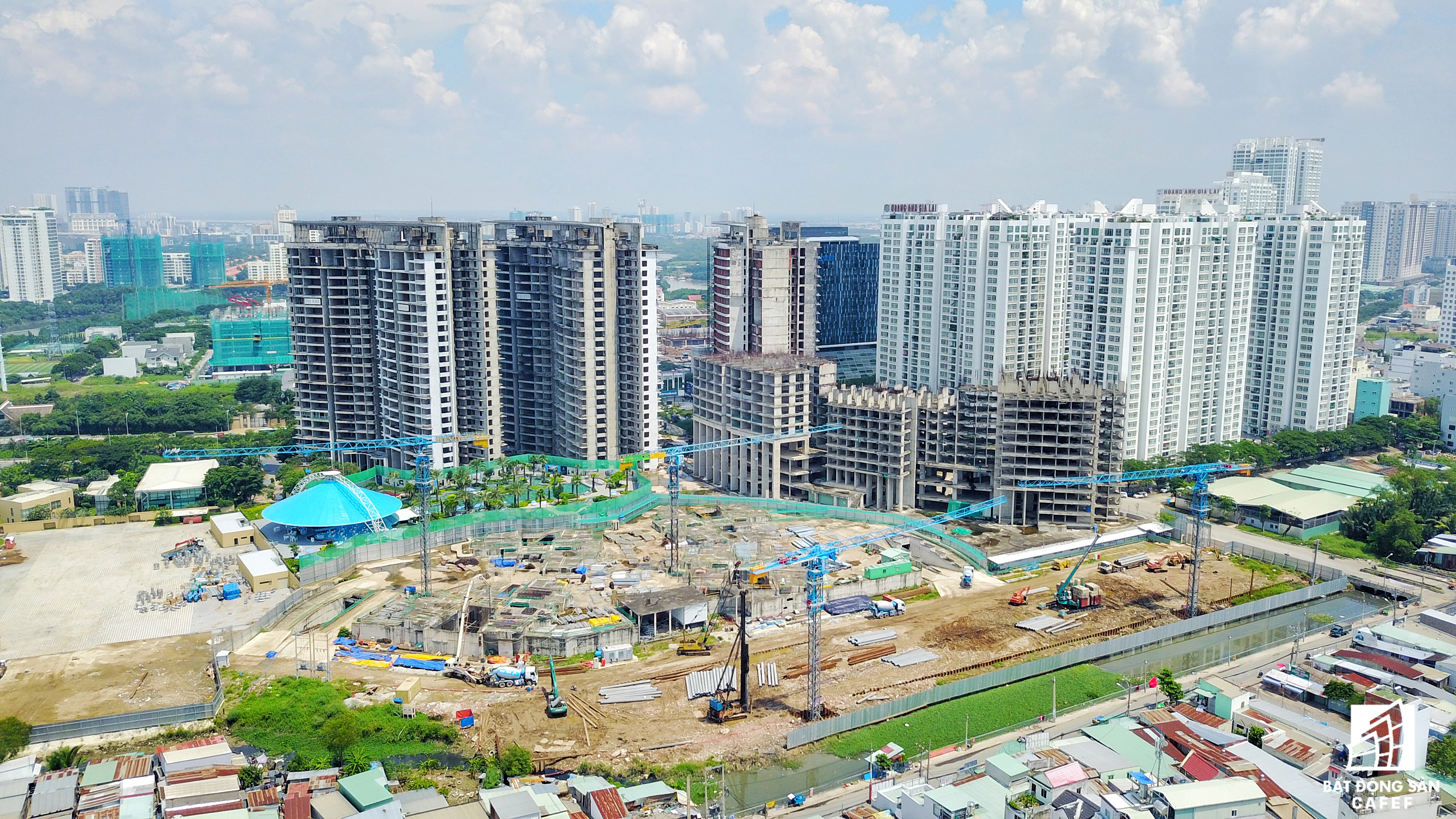 Đặc biệt, khách sạn theo tiêu chuẩn 5 sao, có 288 phòng; khu condotel có 586 căn. Theo công ty Tài Nguyên, một nhà đầu tư nước ngoài đã mua lại nguyên block này để làm khách sạn.