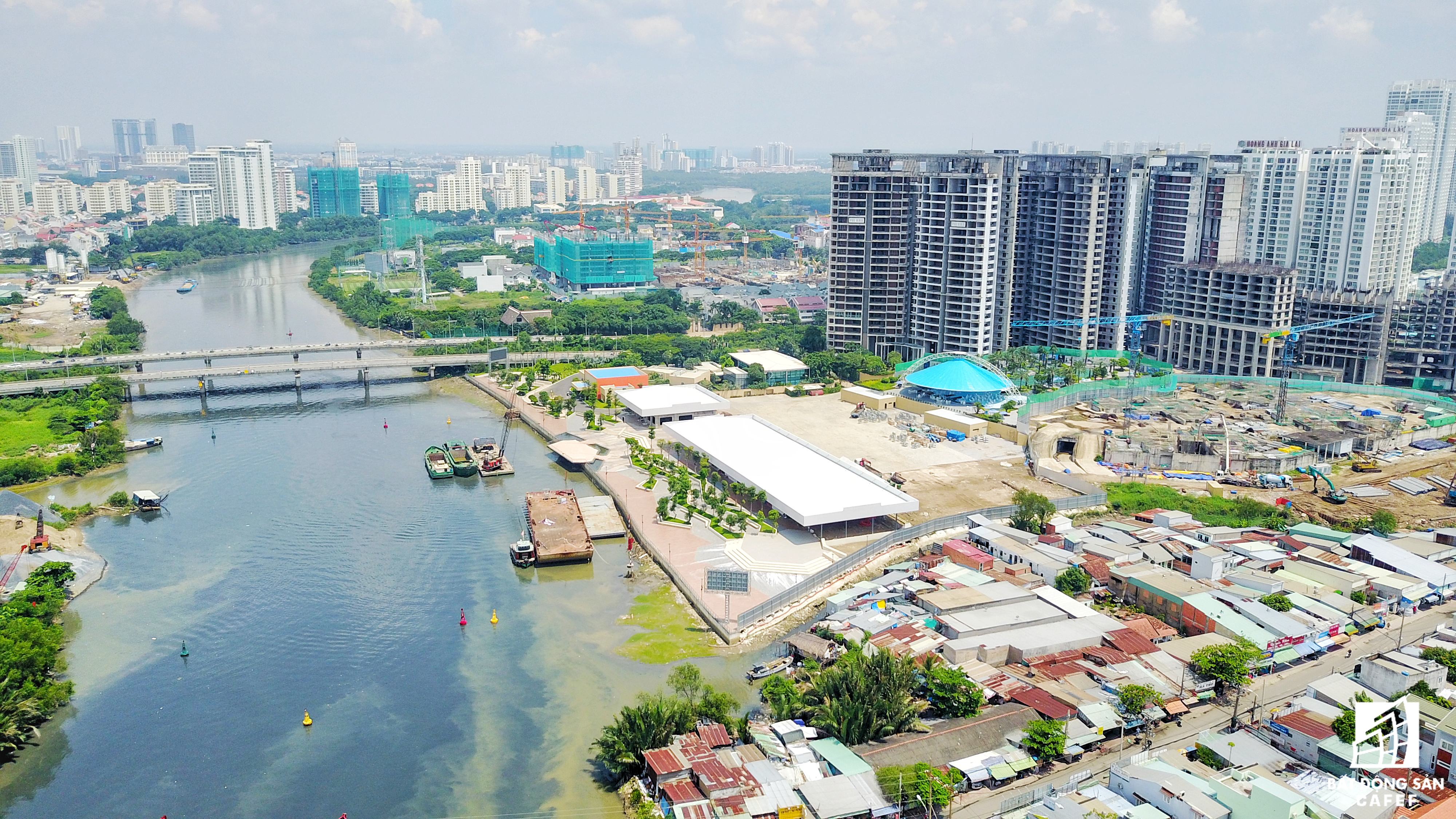 Dự án sở hữu một phần mặt tiền sông, đang được nhà đầu tư rót khá nhiều tiền cải tạo cảnh quan, xây dựng show nhạc nước trị giá 3 triệu USD. Tuy nhiên, con sông này đang bị ô nhiễm, dòng nước đen kịt, bốc mùi hôi thối nồng nặc.