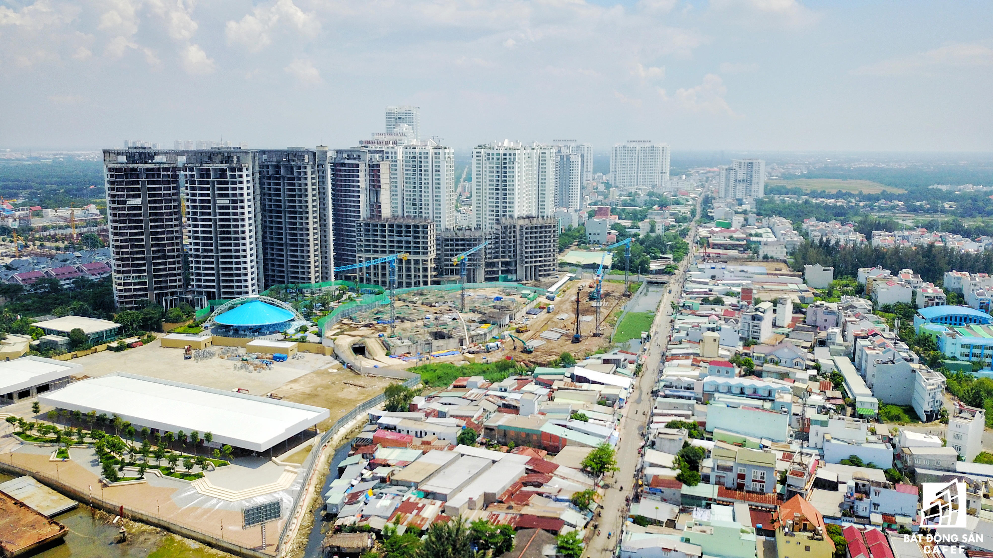 Dự án nhiều năm trở thành những khối bê tông xám xịt, là nỗi tiếc nuối cho bất cứ ai khi đi qua cung đường Nguyễn Hữu Thọ. Ban đầu dự án có vốn đầu tư 350 triệu USD, sau 6 năm thì con số này đã tăng lên gần 800 triệu USD.