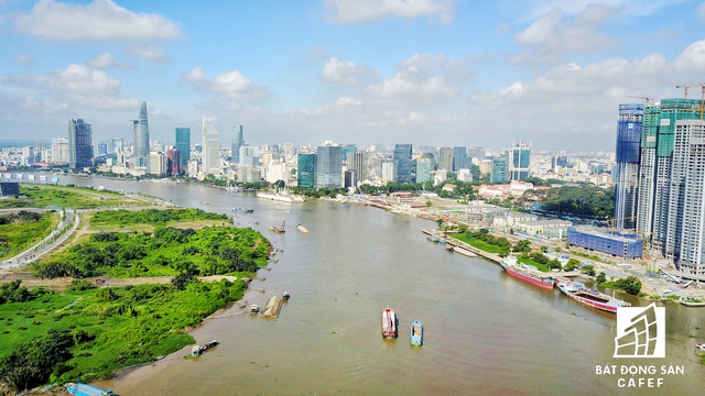 
Khu vực san sát tòa nhà cao tầng, nhưng đa phần là trung tâm thương mại và văn phòng.
