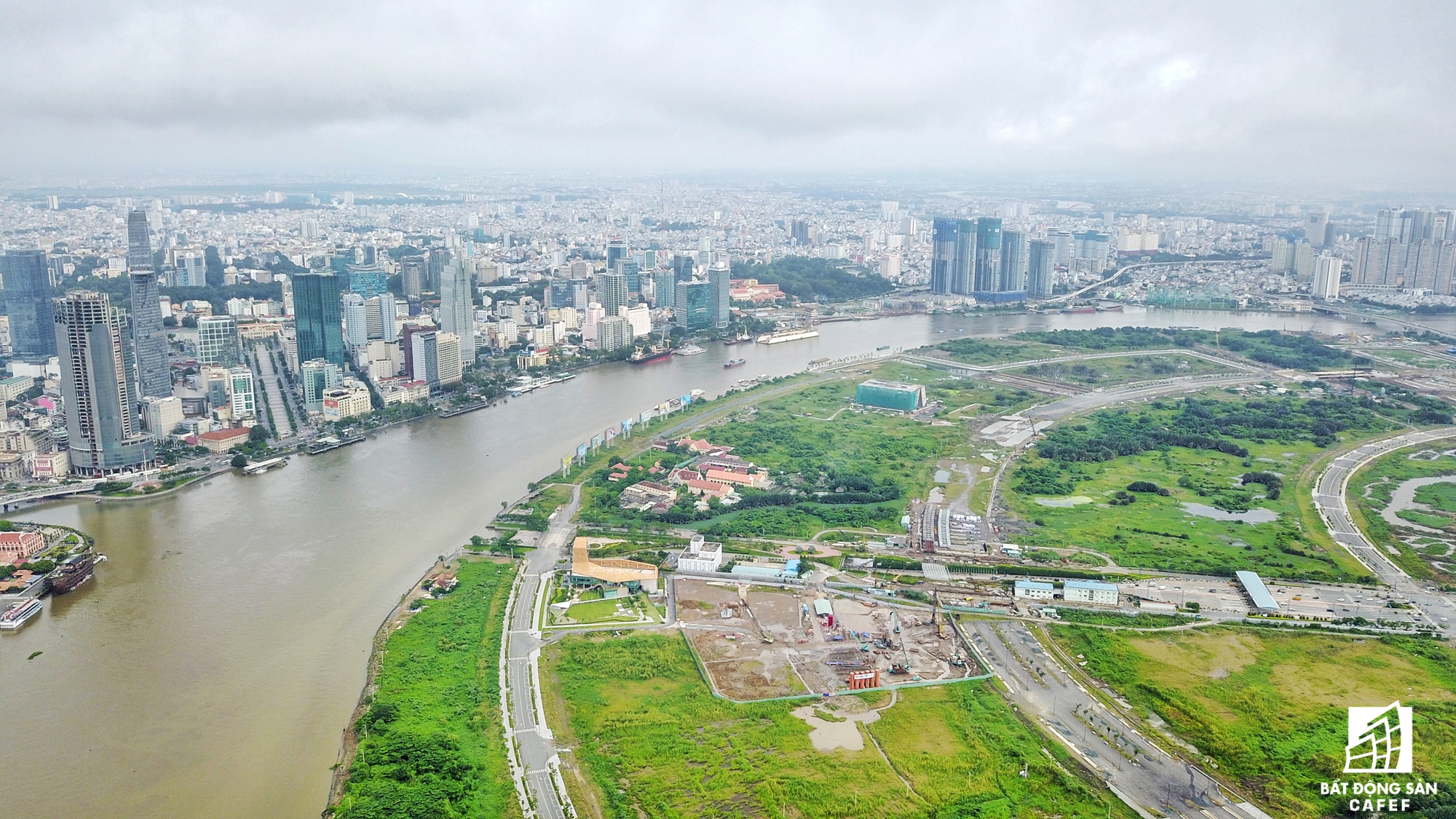 
Hai bờ sông Sài Gòn hiện là một đại công trường các dự án cao ốc. Sắp tới sẽ có 4 cây cầu lớn kết nối Thủ Thiêm với trung tâm TP.HCM, giúp tiếp tục bùng nổ dự án cao cấp

 
