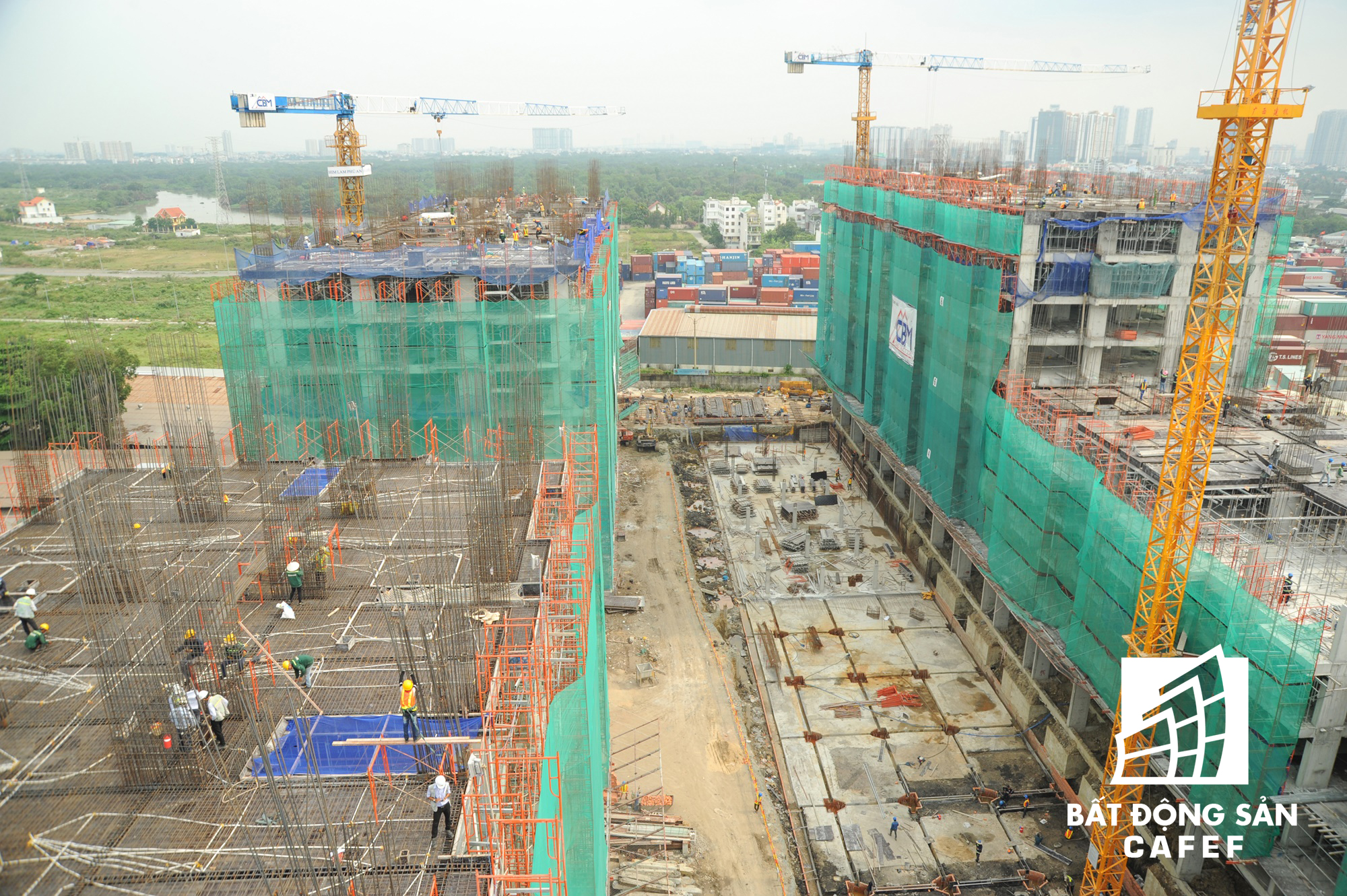 Theo quan sát, bằng cách làm xây nhà xong mới bán, gần 1.200 căn hộ tại hai dự án Him Lam Phú Đông (trên đại lộ Phạm Văn Đồng) và Him Lam Phú An (Q.9) đã có mức giao dịch khá cao sau 3 đợt mở bán. 3 Block A,C,D được bán hết và hiện tại dự án chỉ còn lại 308 căn Block B.